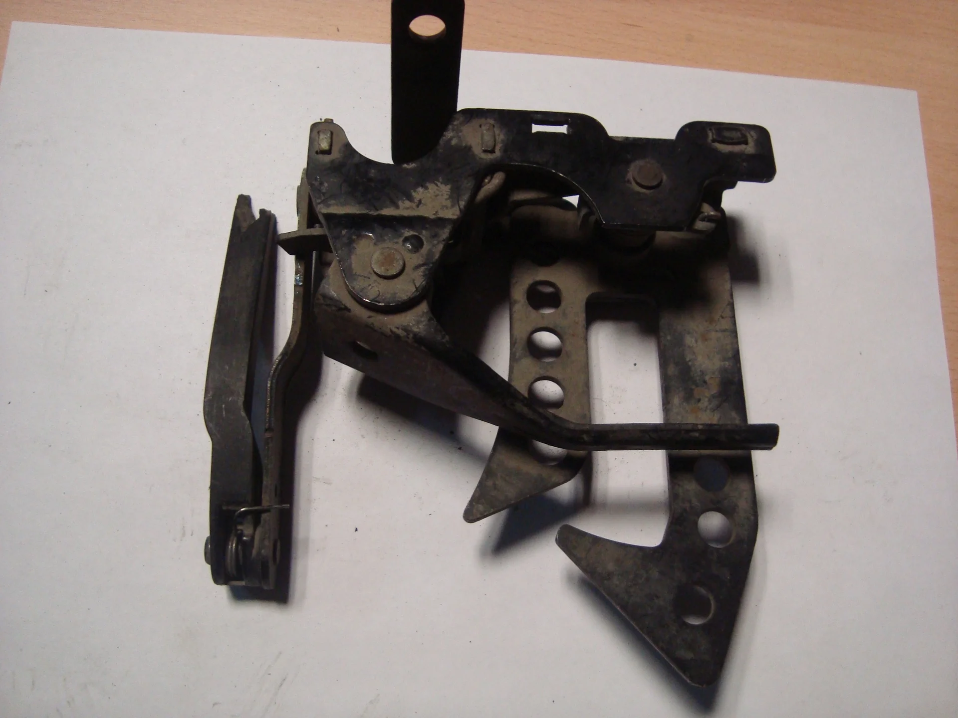 Предохранительный крюк капота Mercedes-Benz W221  A2218800264 - миниатюра 2