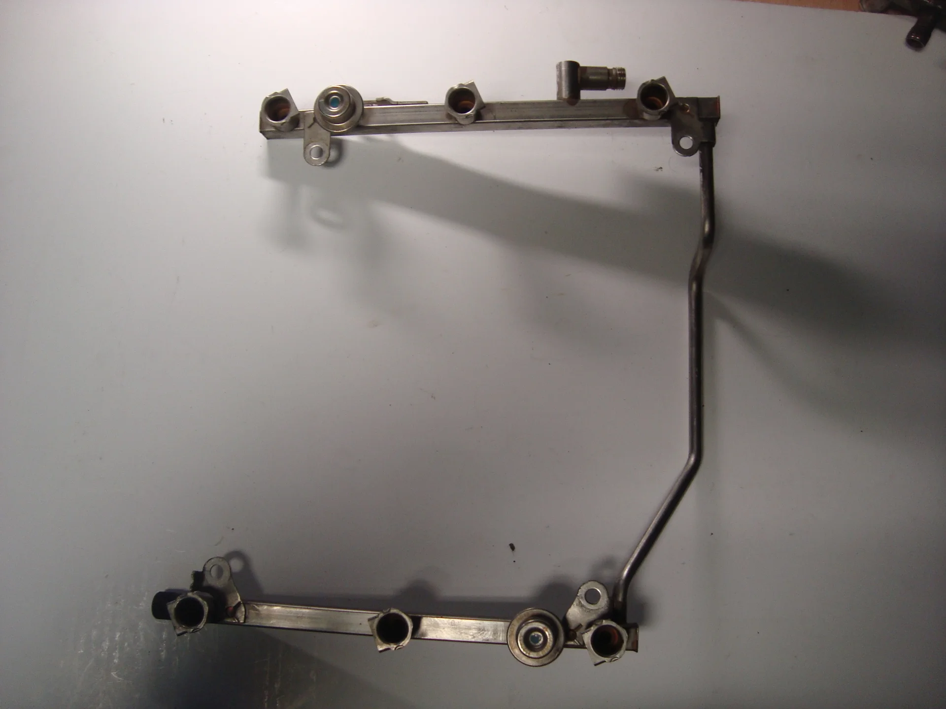 Топливная рампа Mercedes-Benz W211 272 A2720700995 - миниатюра 2