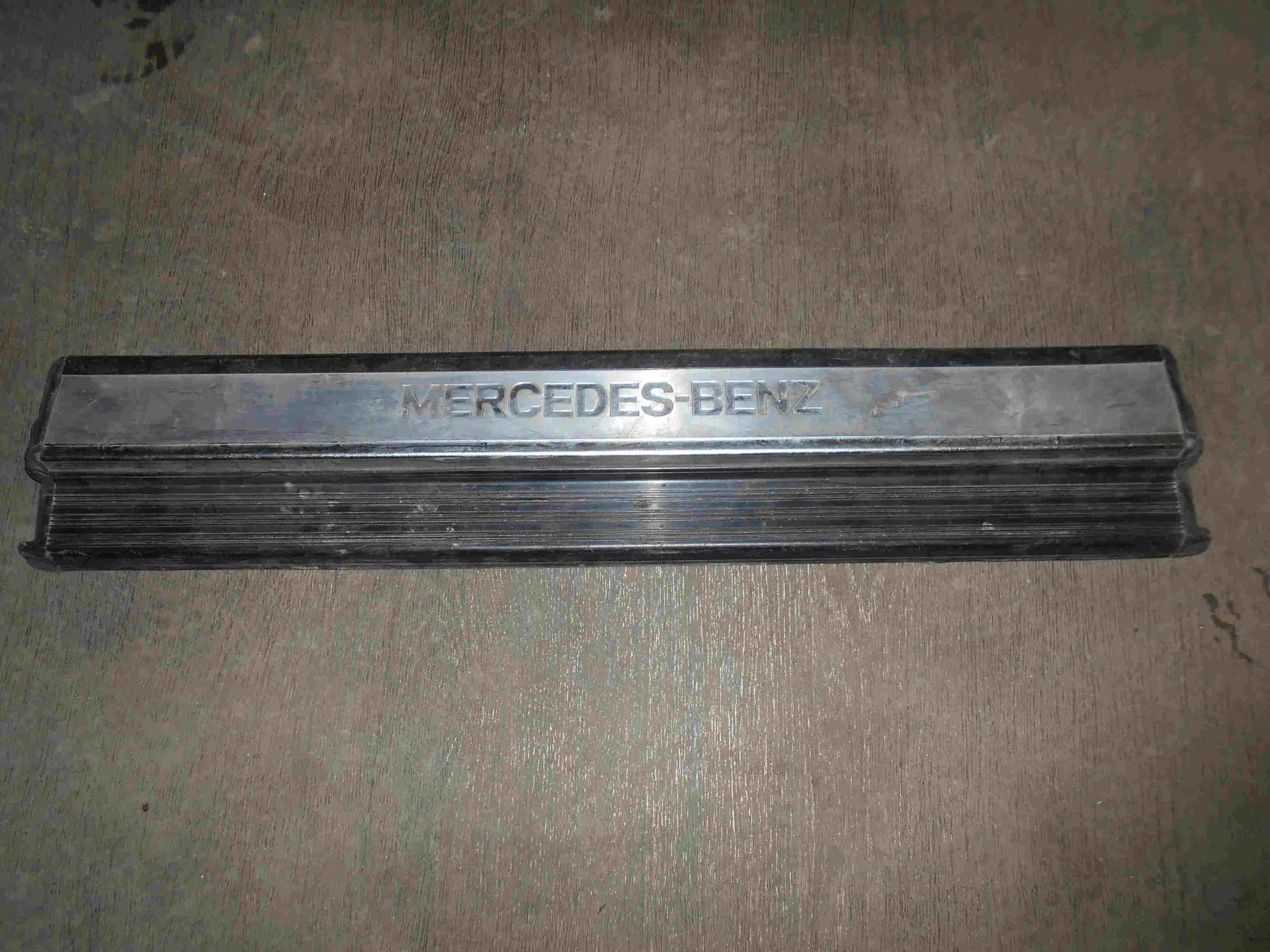 Накладка на порог внутренняя передняя левая Mercedes-Benz W140 A1406800535 - изображение 1