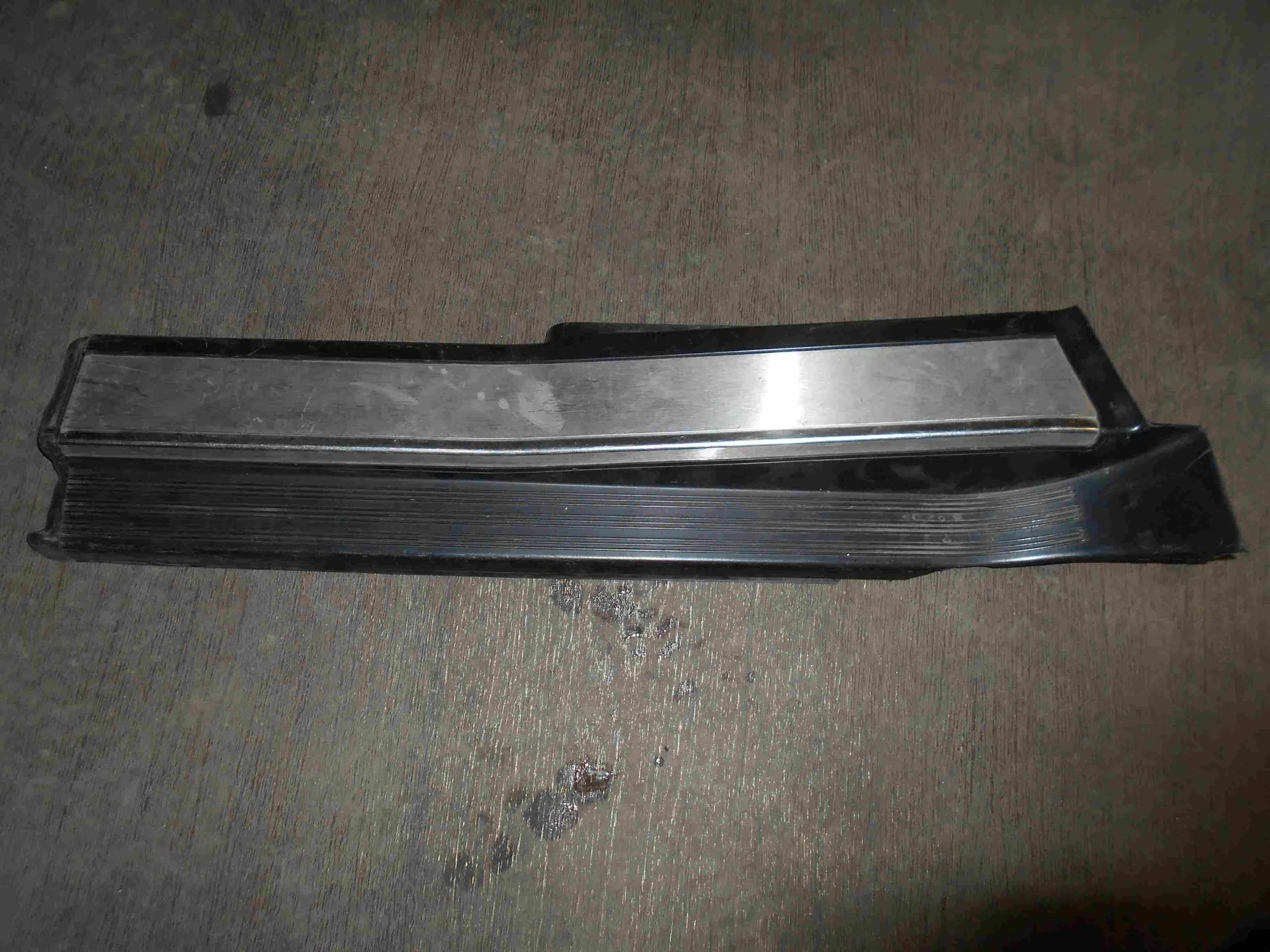 Накладка на порог внутренняя задняя левая Mercedes-Benz W140 A1406800135 - изображение 1