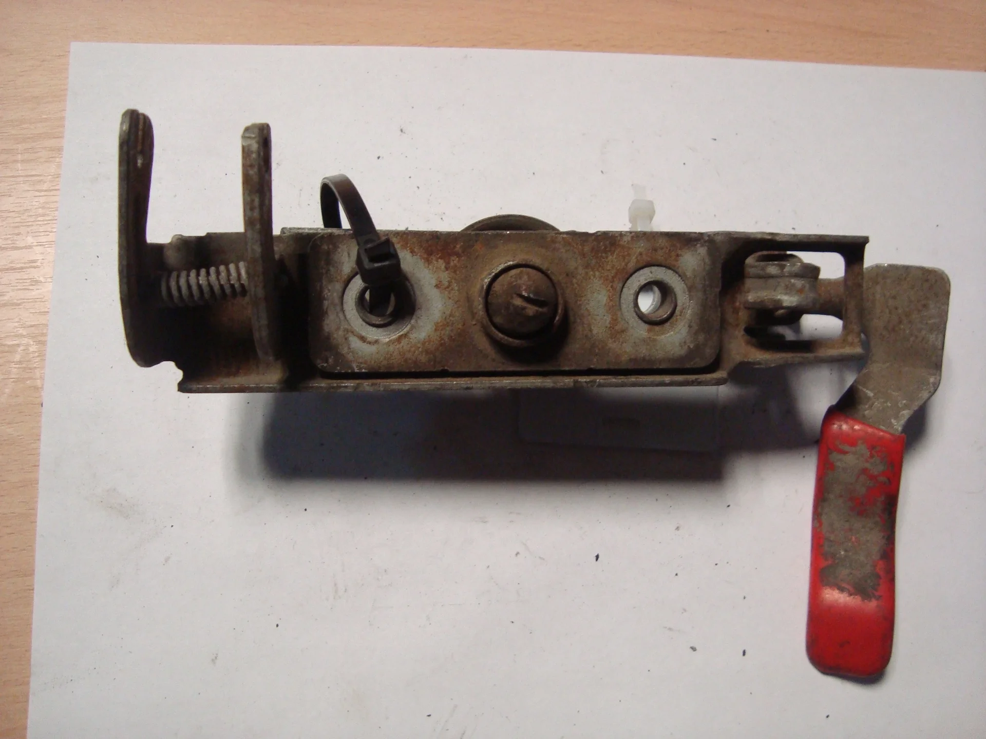 Предохранительный крюк капота Mercedes-Benz W639 A6397500650 - миниатюра 2