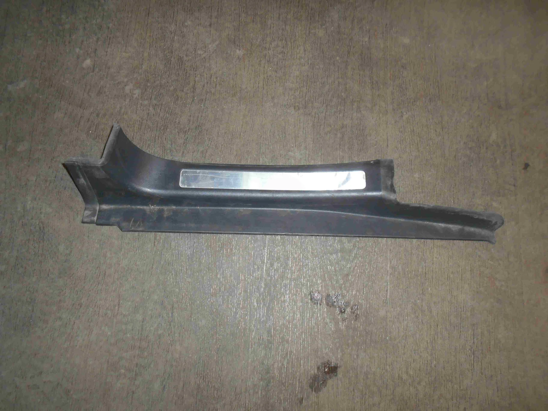 Накладка на порог внутренняя задняя левая Mercedes-Benz W203 A2036800935 - изображение 1