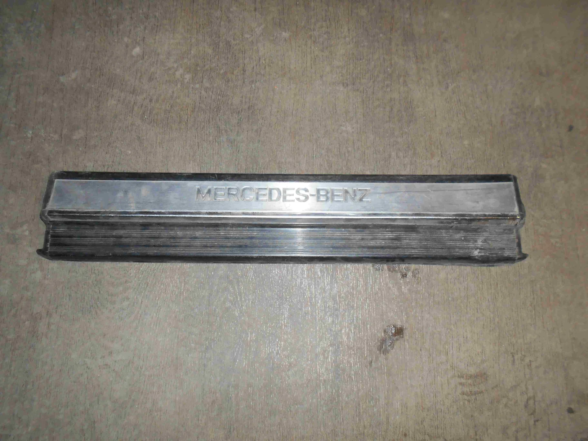 Накладка на порог внутренняя передняя левая Mercedes-Benz W140 A1406800535 - изображение 1