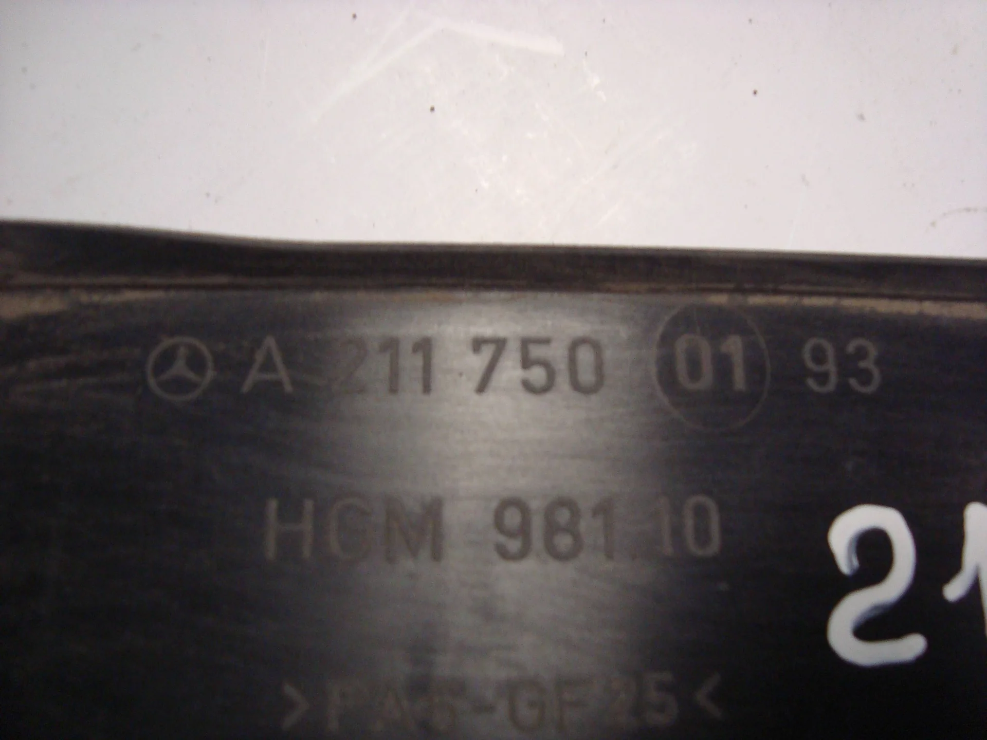 Накладка крышки багажника снизу Mercedes-Benz W211 A2117500193 - миниатюра 2