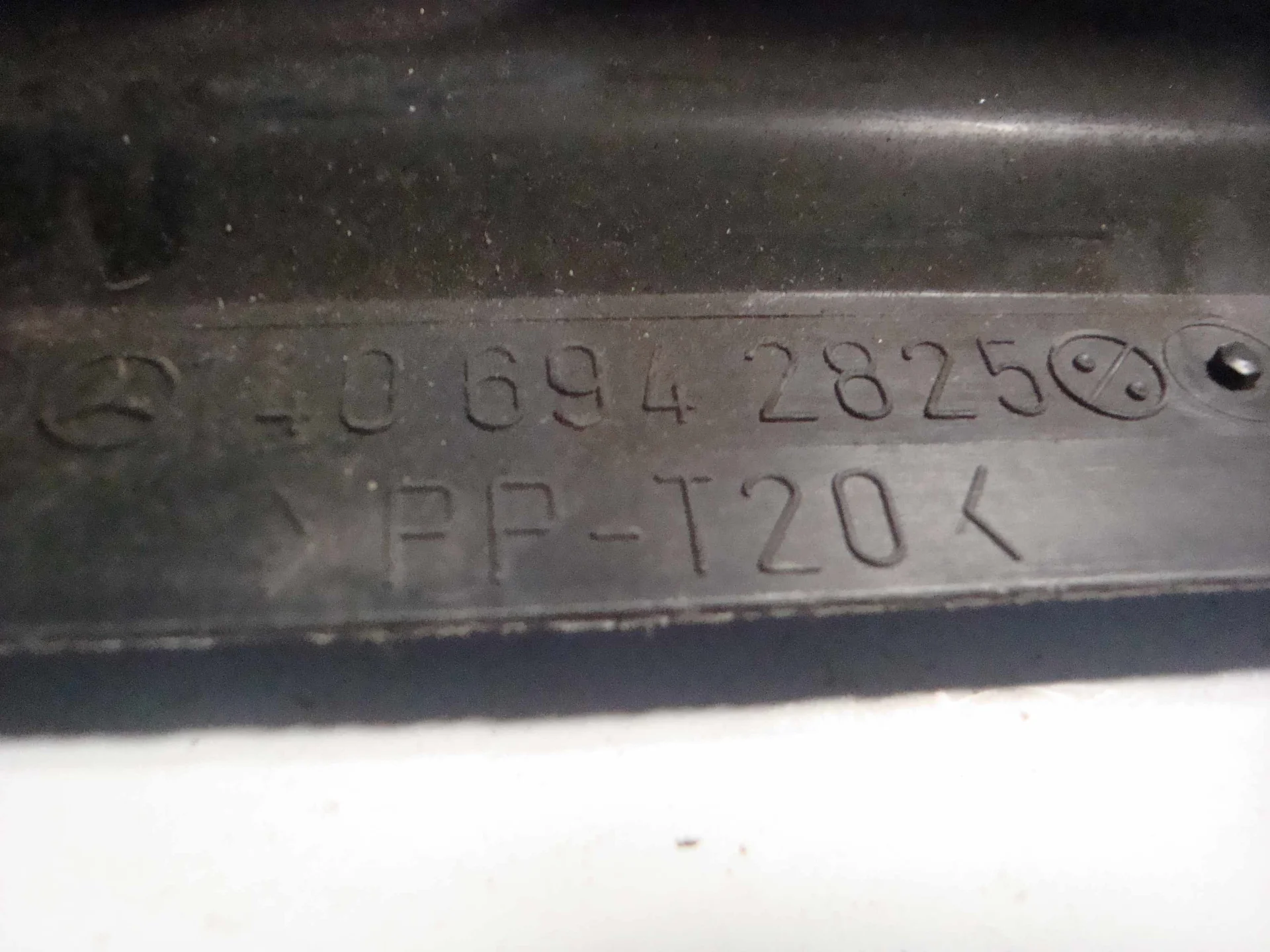 Накладка задней стенки багажного отделения Mercedes-Benz C140  A1406942825 - миниатюра 2