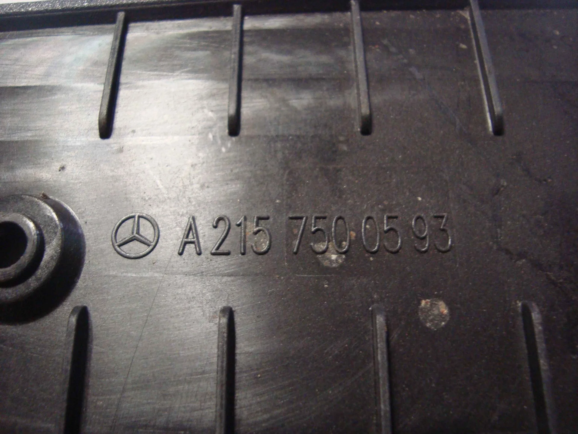 Накладка крышки багажника снизу Mercedes-Benz C215 A2157500593 - миниатюра 2