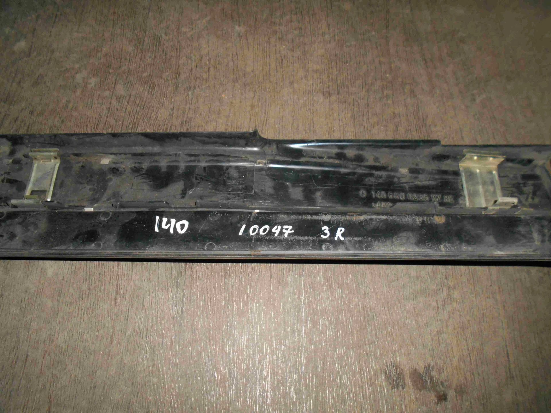Накладка на порог внутренняя задняя правая Mercedes-Benz W140  A1406800235 - миниатюра 2