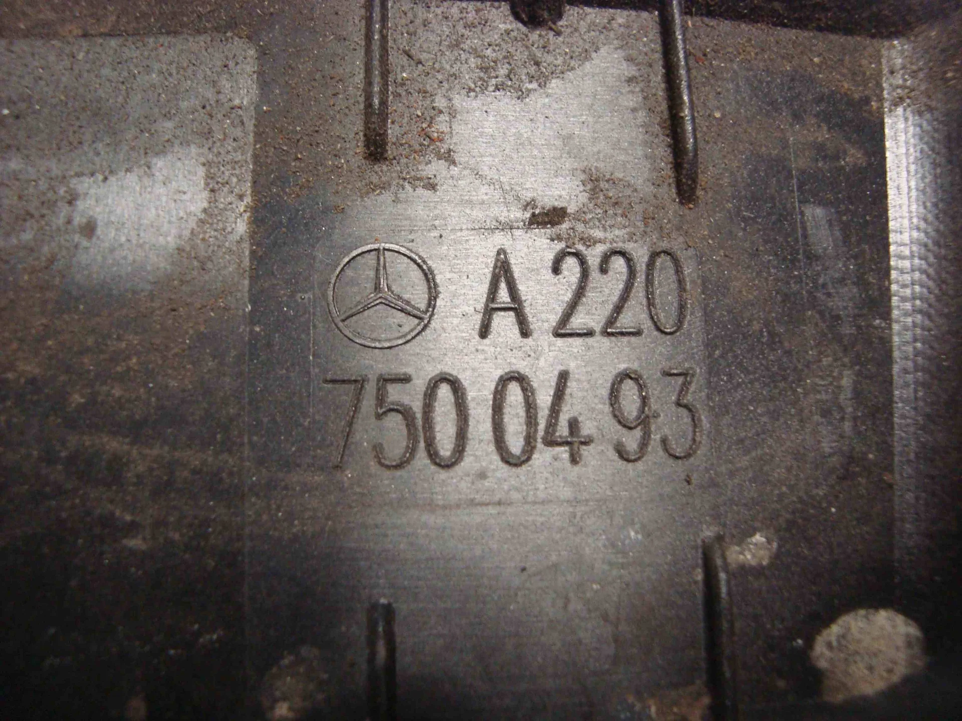Накладка крышки багажника снизу Mercedes-Benz W220  A2207500493 - миниатюра 2