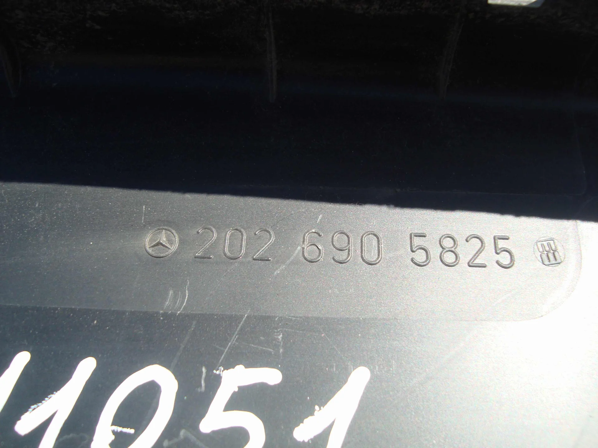 Накладка задней стенки багажного отделения Mercedes-Benz W202 A2026905825 - миниатюра 3