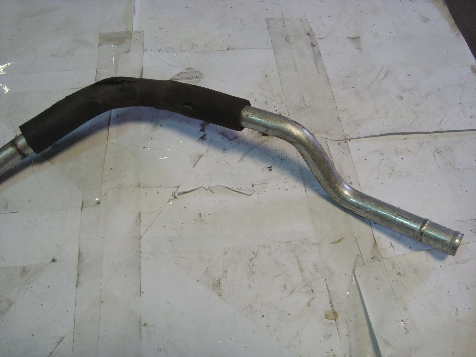 Патрубок отопителя Mercedes-Benz W203  A2038300115 - миниатюра 2