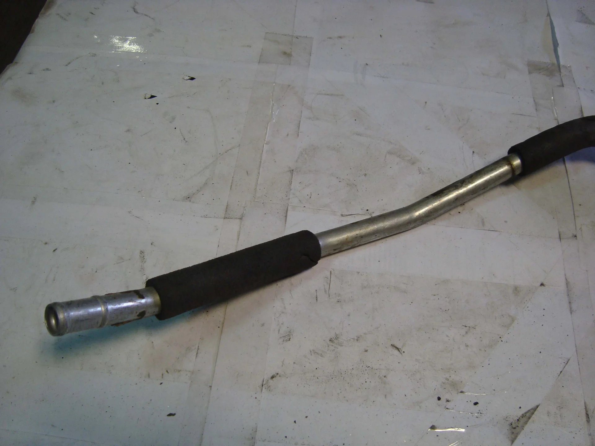 Патрубок отопителя Mercedes-Benz W203  A2038300115 - миниатюра 3