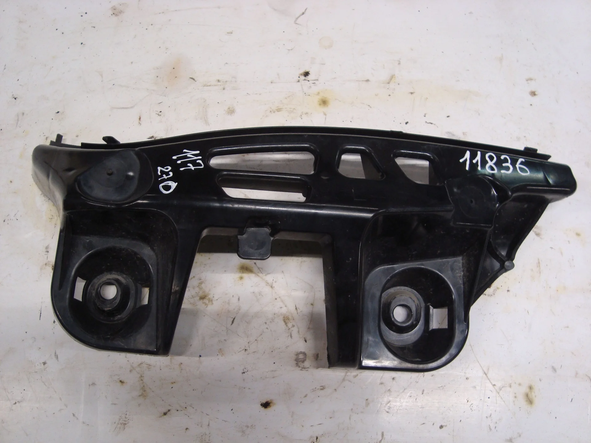Кронштейн заднего бампера левый Mercedes-Benz C117 270 A1178850765 - изображение 1