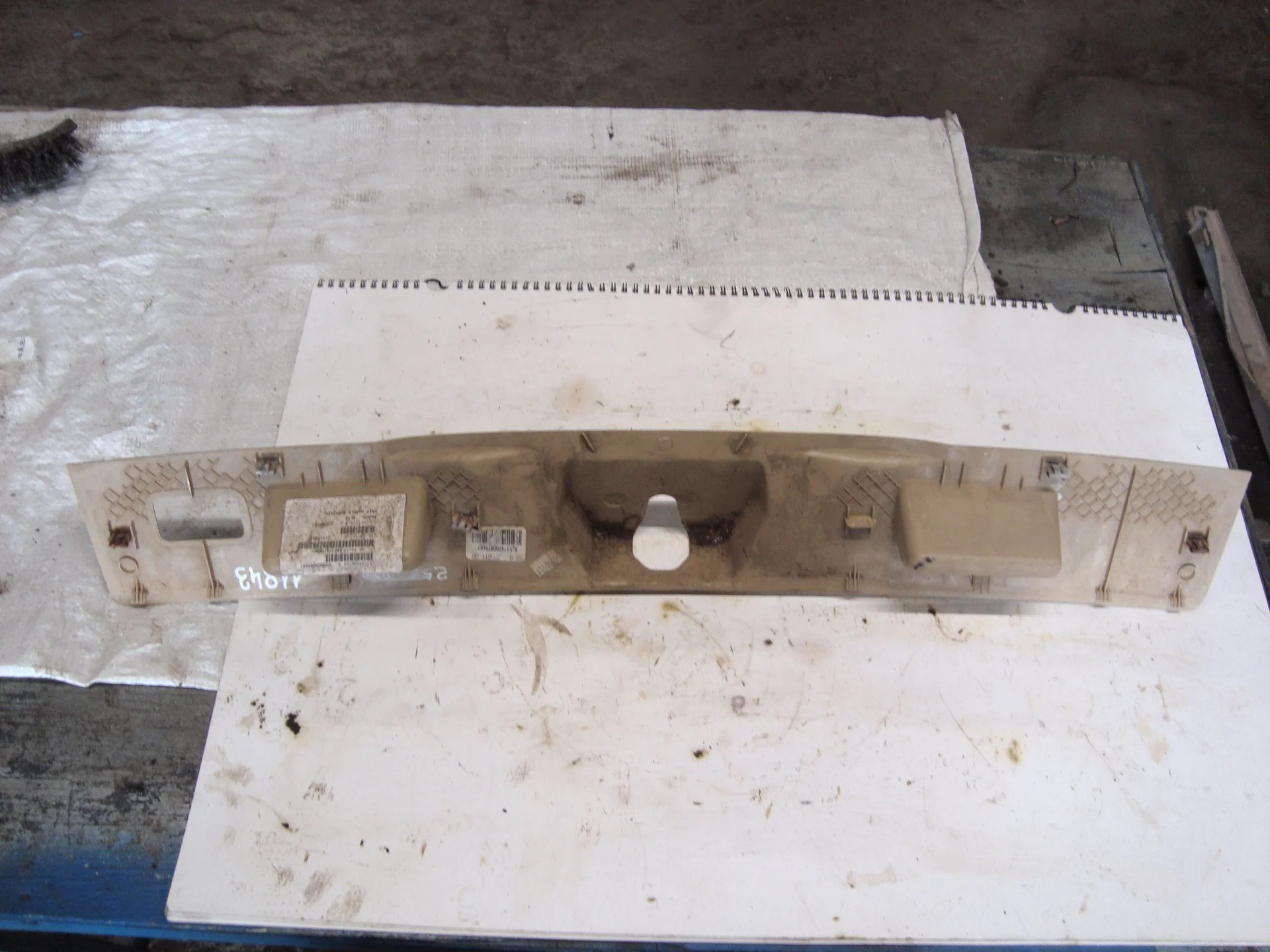Накладка крышки багажника снизу Mercedes-Benz W251 272 A2517470087 - миниатюра 2