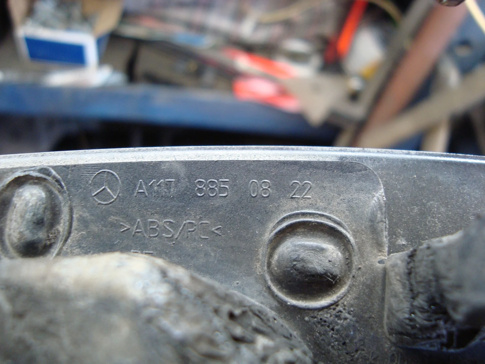 Крышка омывателя фары правая Mercedes-Benz C117 270 A1178850822 - миниатюра 5