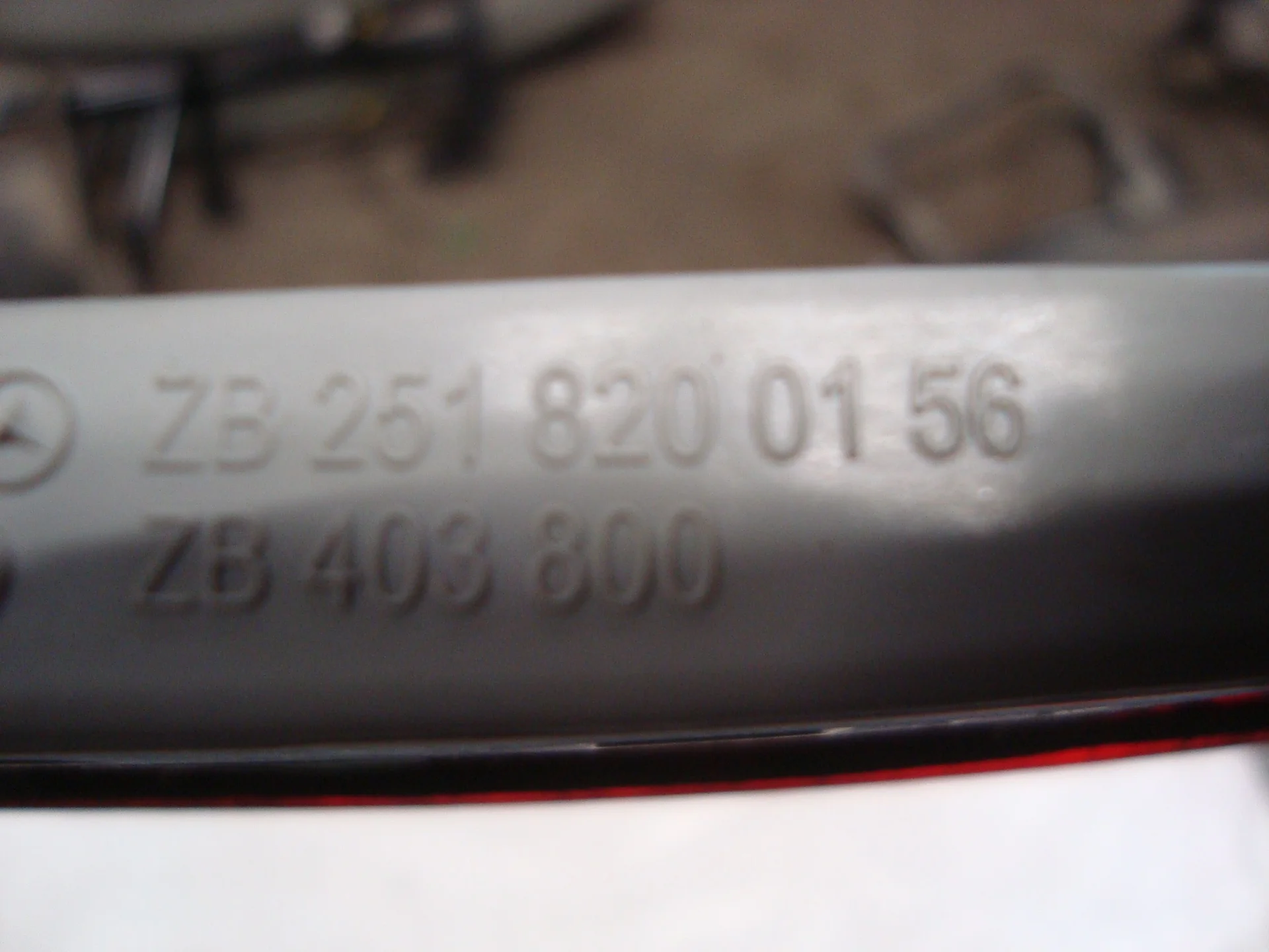 Дополнительный стоп сигнал Mercedes-Benz W251 272 A2518200156 - миниатюра 3