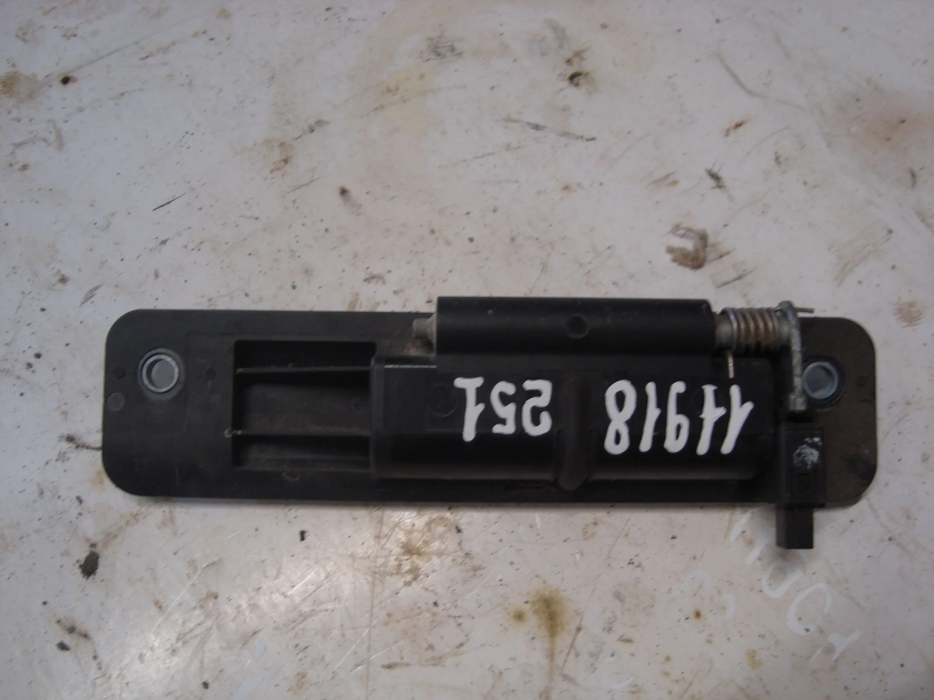 Ручка наружная крышки багажника Mercedes-Benz W251 272 А1647400493 - миниатюра 3