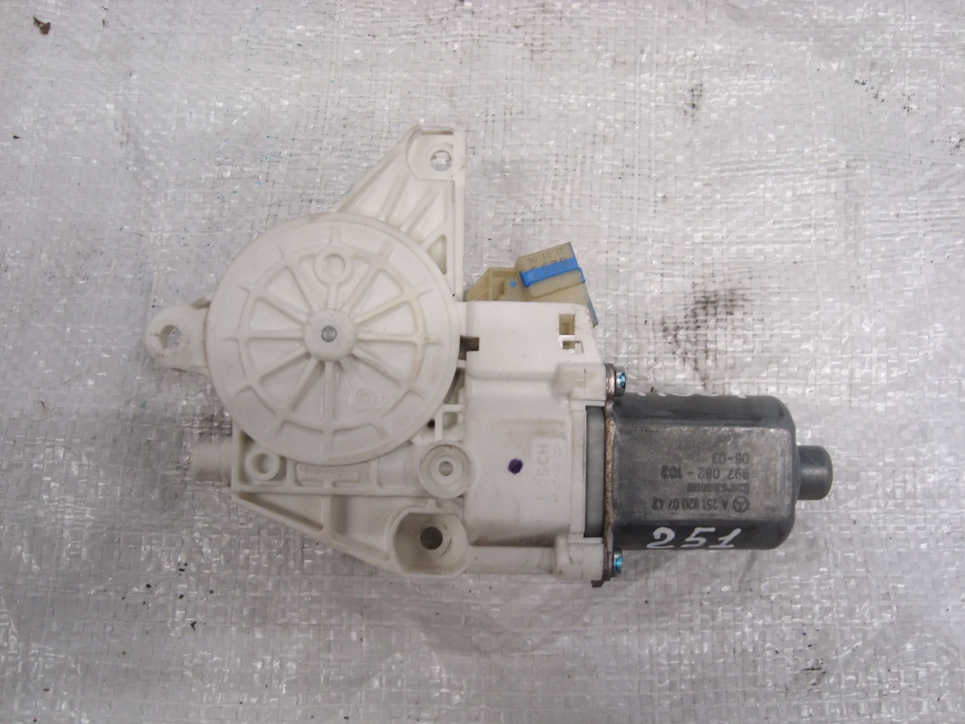 Моторчик переднего левого стеклоподъемника Mercedes-Benz W251 272 A2518200742 - миниатюра 2