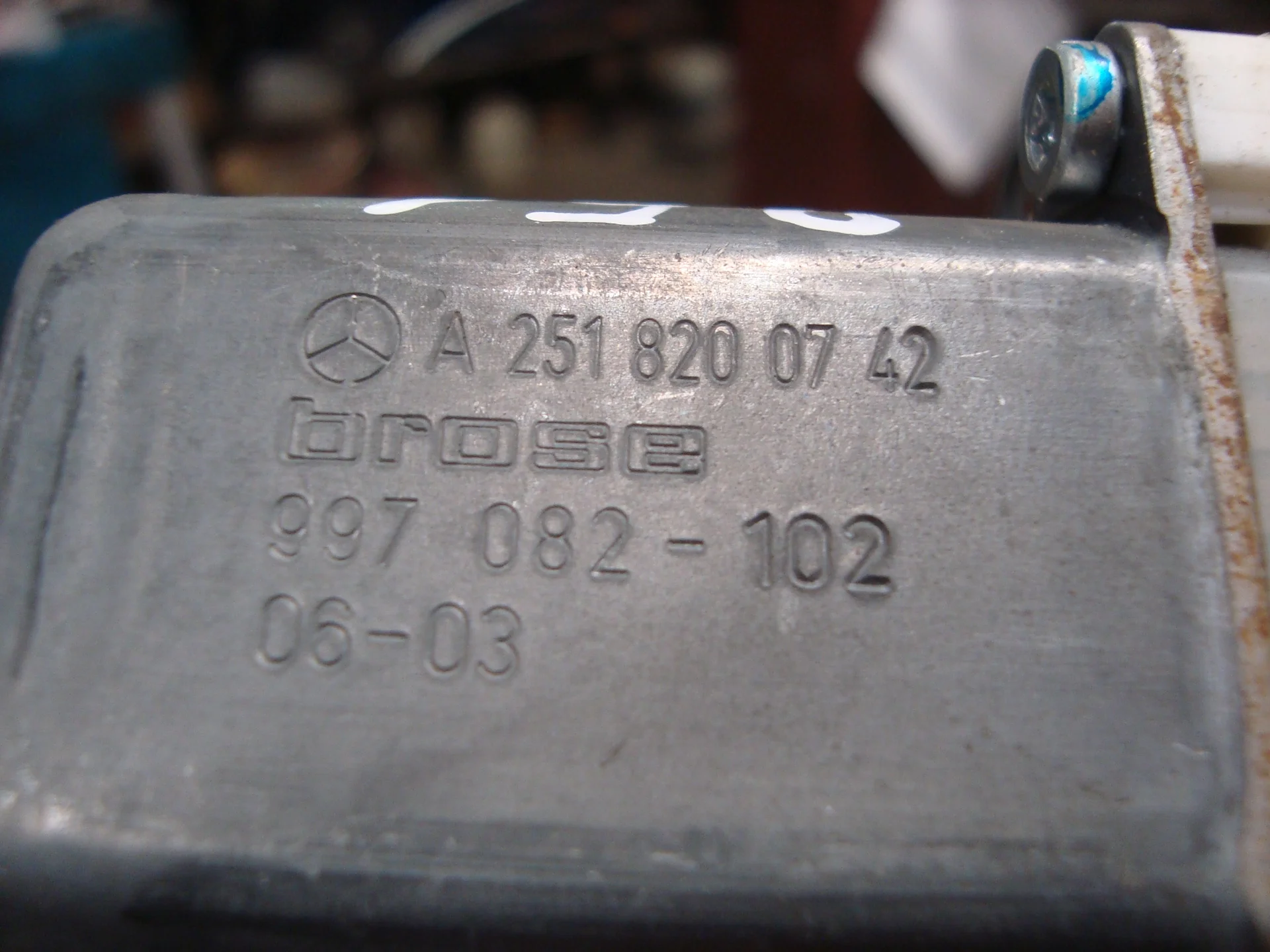 Моторчик переднего левого стеклоподъемника Mercedes-Benz W251 272 A2518200742 - миниатюра 3