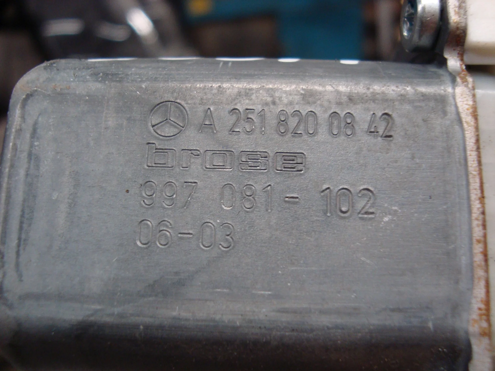 Моторчик переднего левого стеклоподъемника Mercedes-Benz W251 272 A2518200842 - миниатюра 3