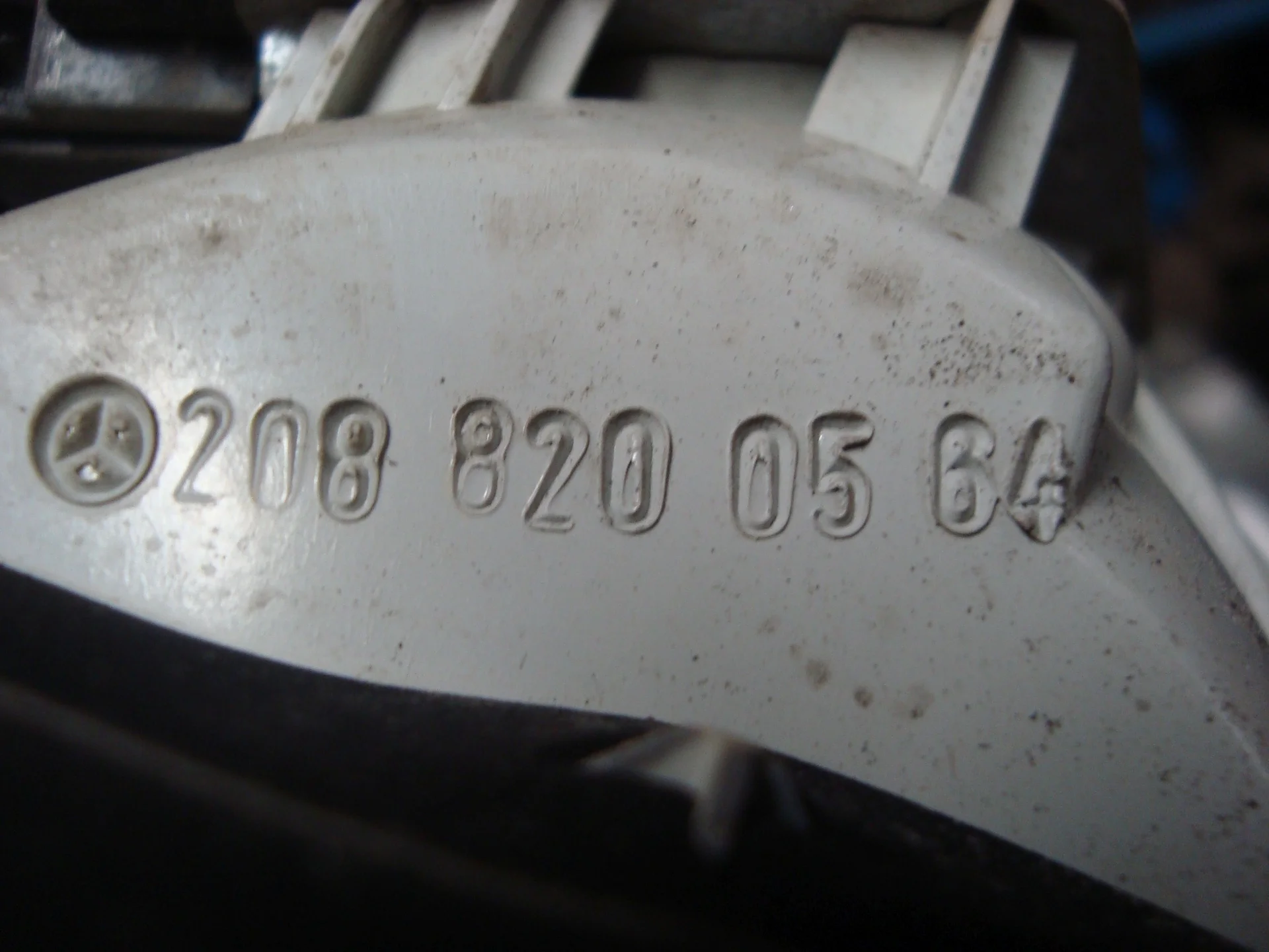 Фонарь на багажнике левый Mercedes-Benz C208 111 A2088200564 - миниатюра 4