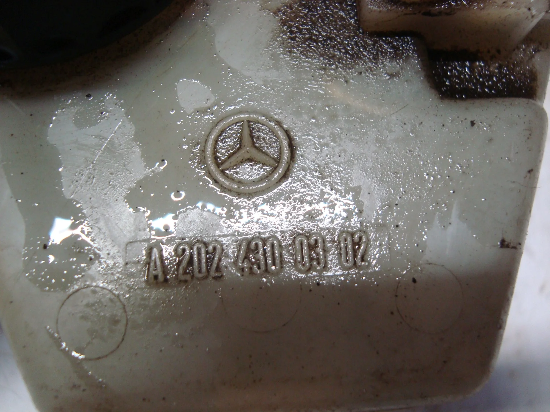 Бачок главного тормозного цилиндра Mercedes-Benz C208 111 A2024300302 - миниатюра 3