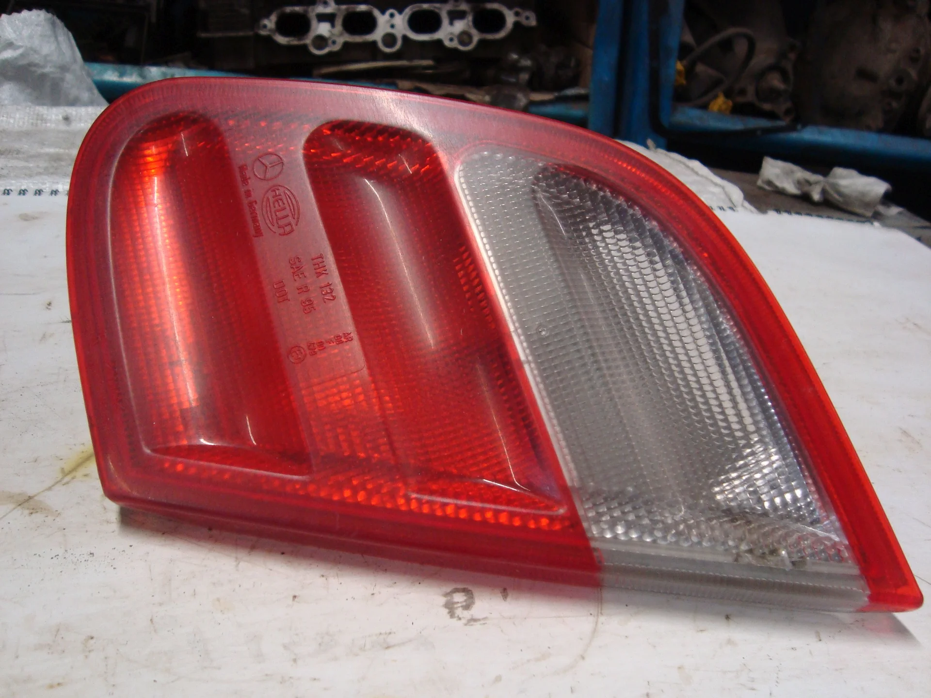 Фонарь на багажнике правый Mercedes-Benz C208 111 A2088200864 - миниатюра 2