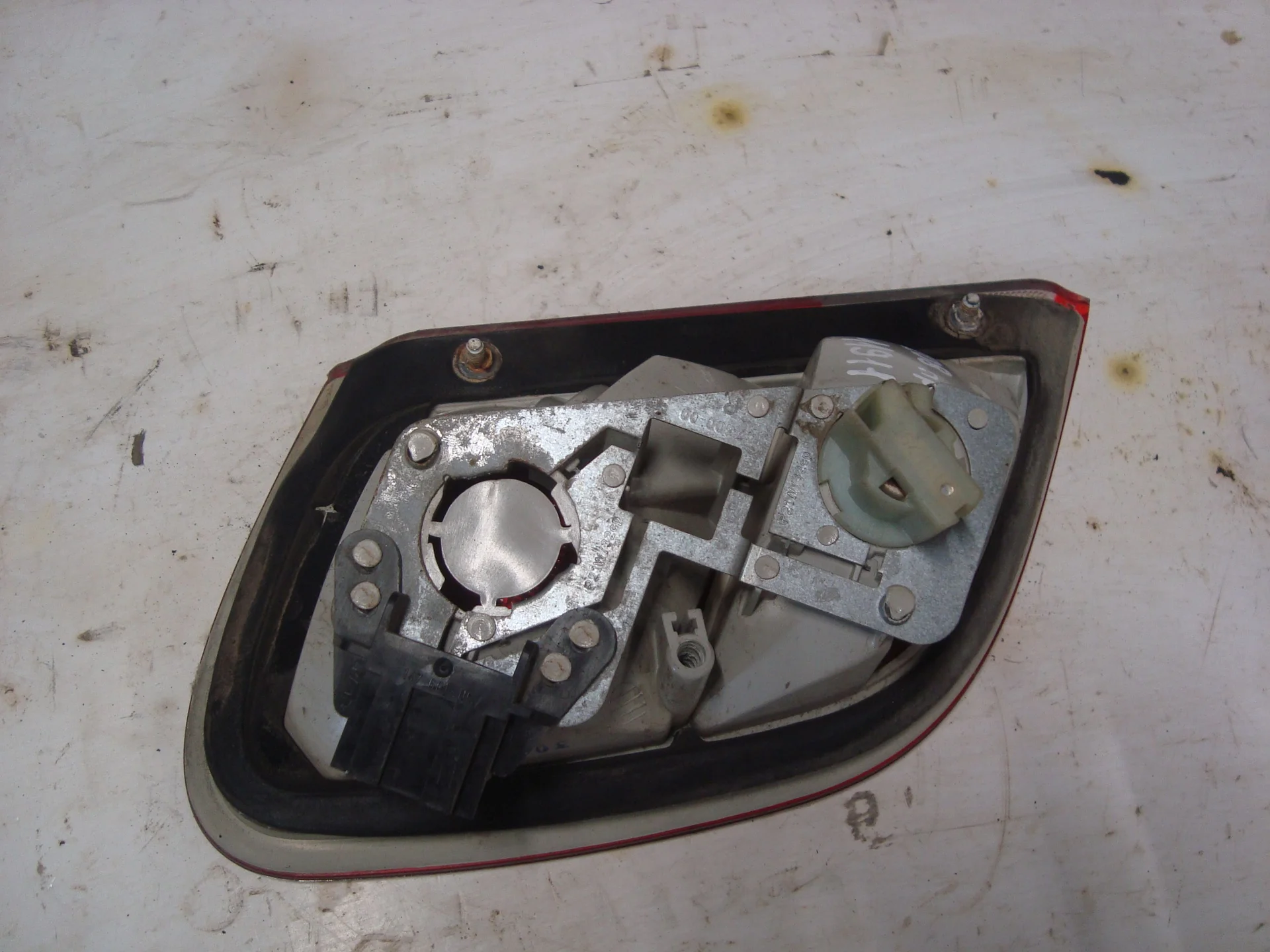 Фонарь на багажнике правый Mercedes-Benz C208 111 A2088200864 - миниатюра 3