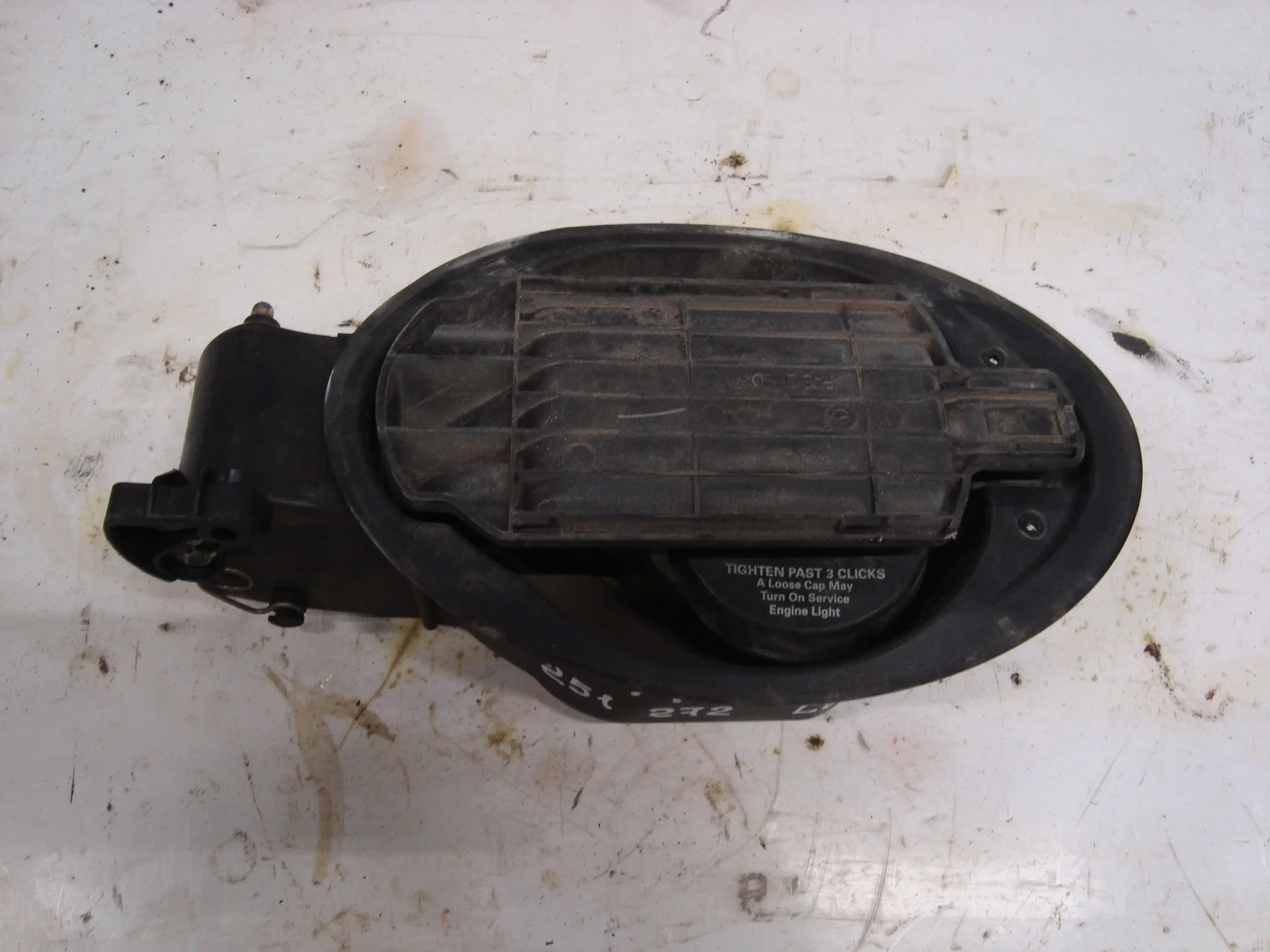 Лючок бензобака Mercedes-Benz W251 272 A2516300167 - изображение 1