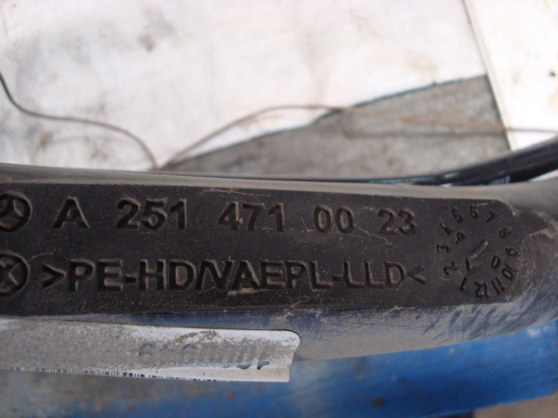 Топливно-заливная горловина Mercedes-Benz W251 272 A2514710023 - миниатюра 4