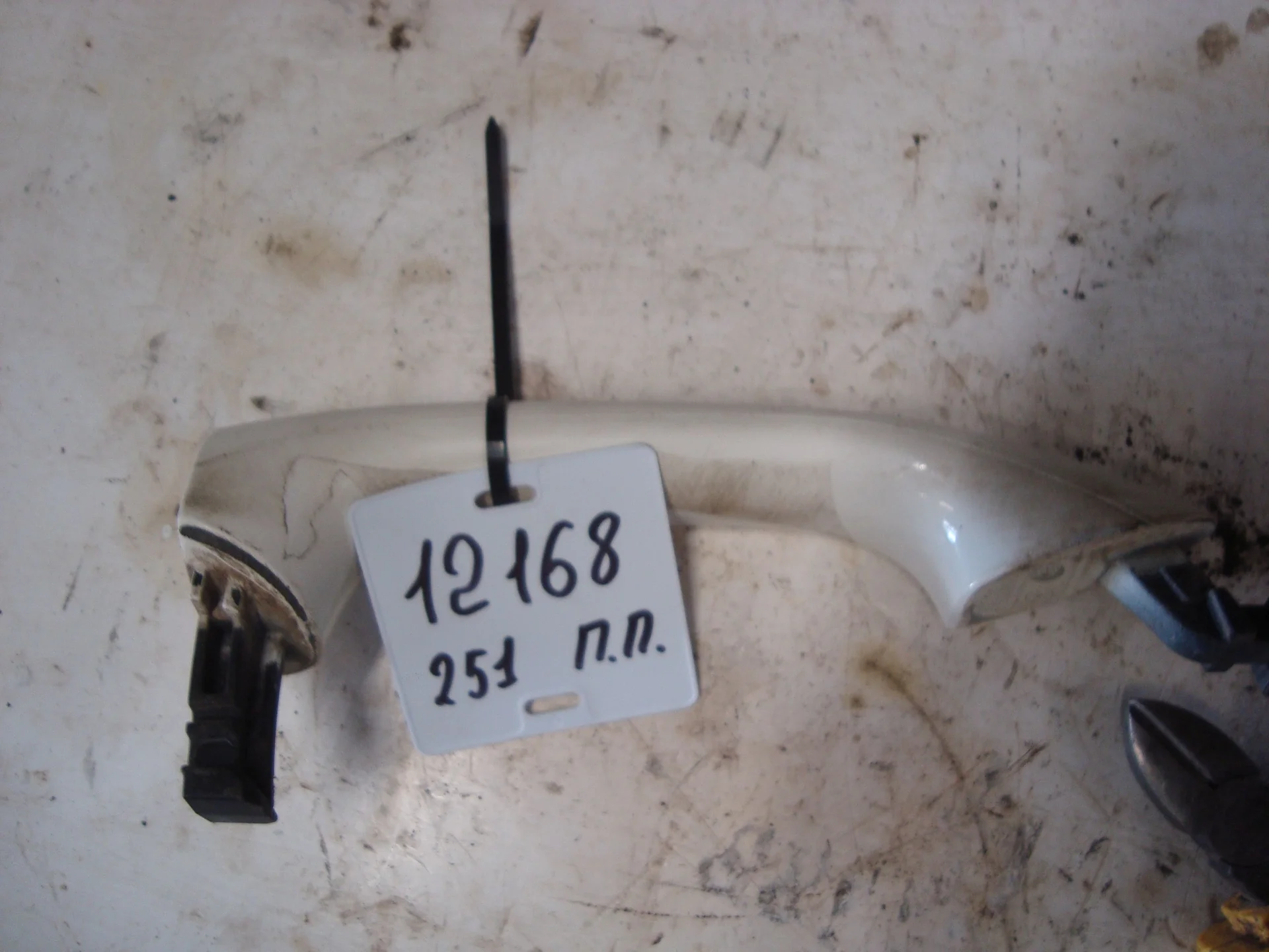 Ручка наружняя передней правой двери Mercedes-Benz W251 272 A1647660201 - миниатюра 2