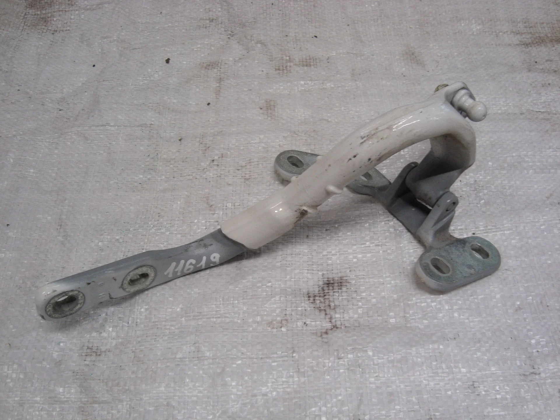 Петля багажника правая Mercedes-Benz W251 272 A2517400437 - изображение 1