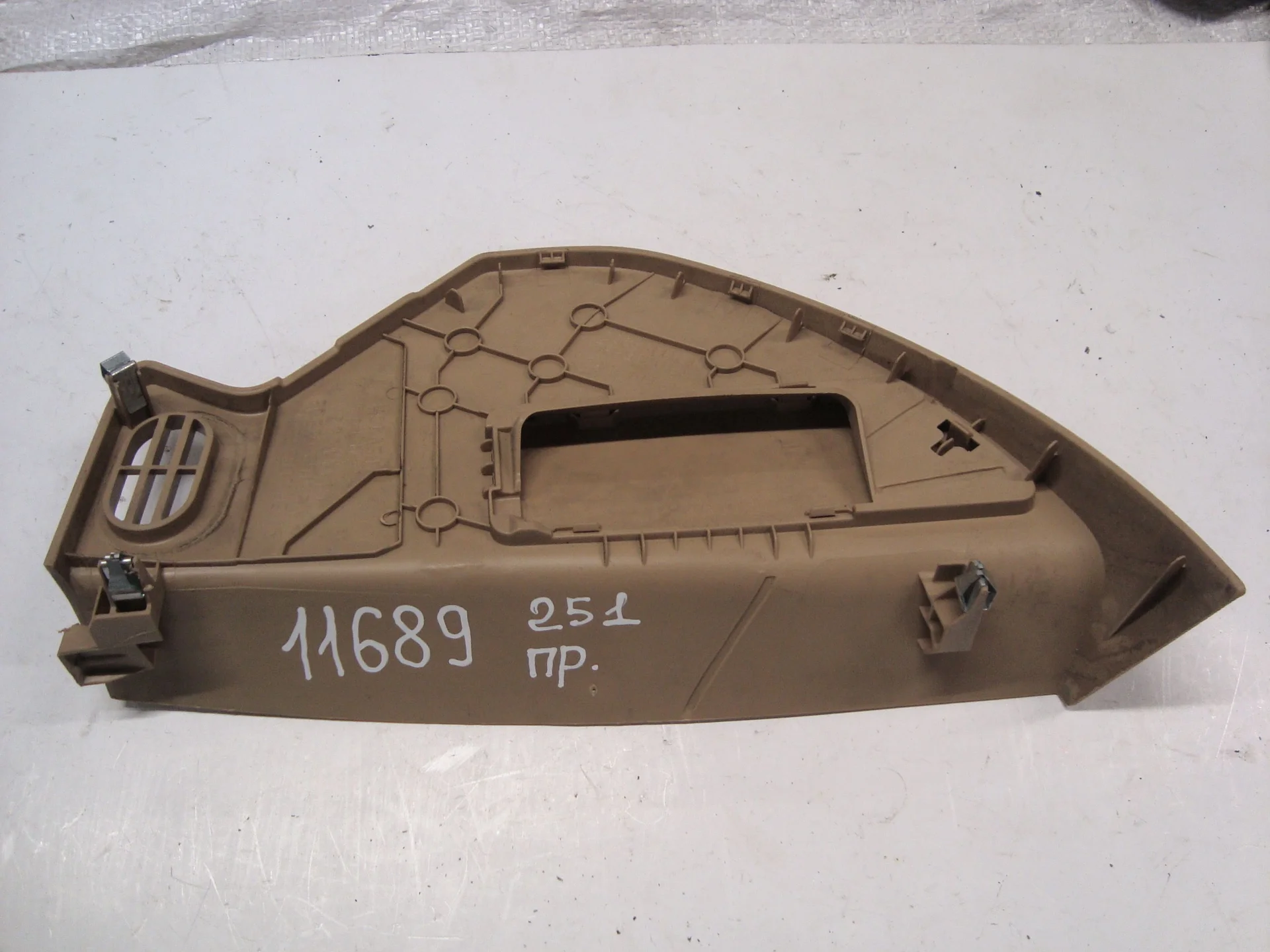 Накладка торпедо боковая правая Mercedes-Benz W251 272 A2516800208 - миниатюра 2