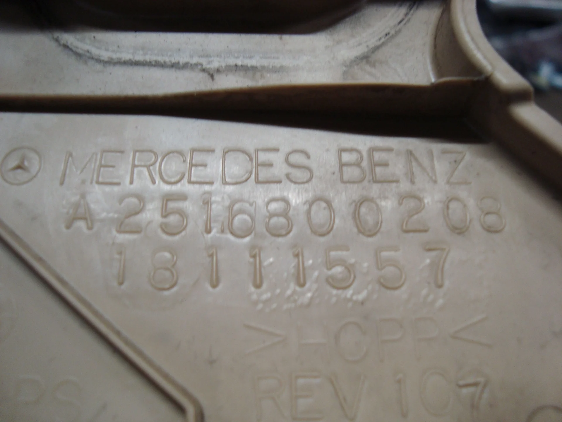 Накладка торпедо боковая правая Mercedes-Benz W251 272 A2516800208 - миниатюра 3