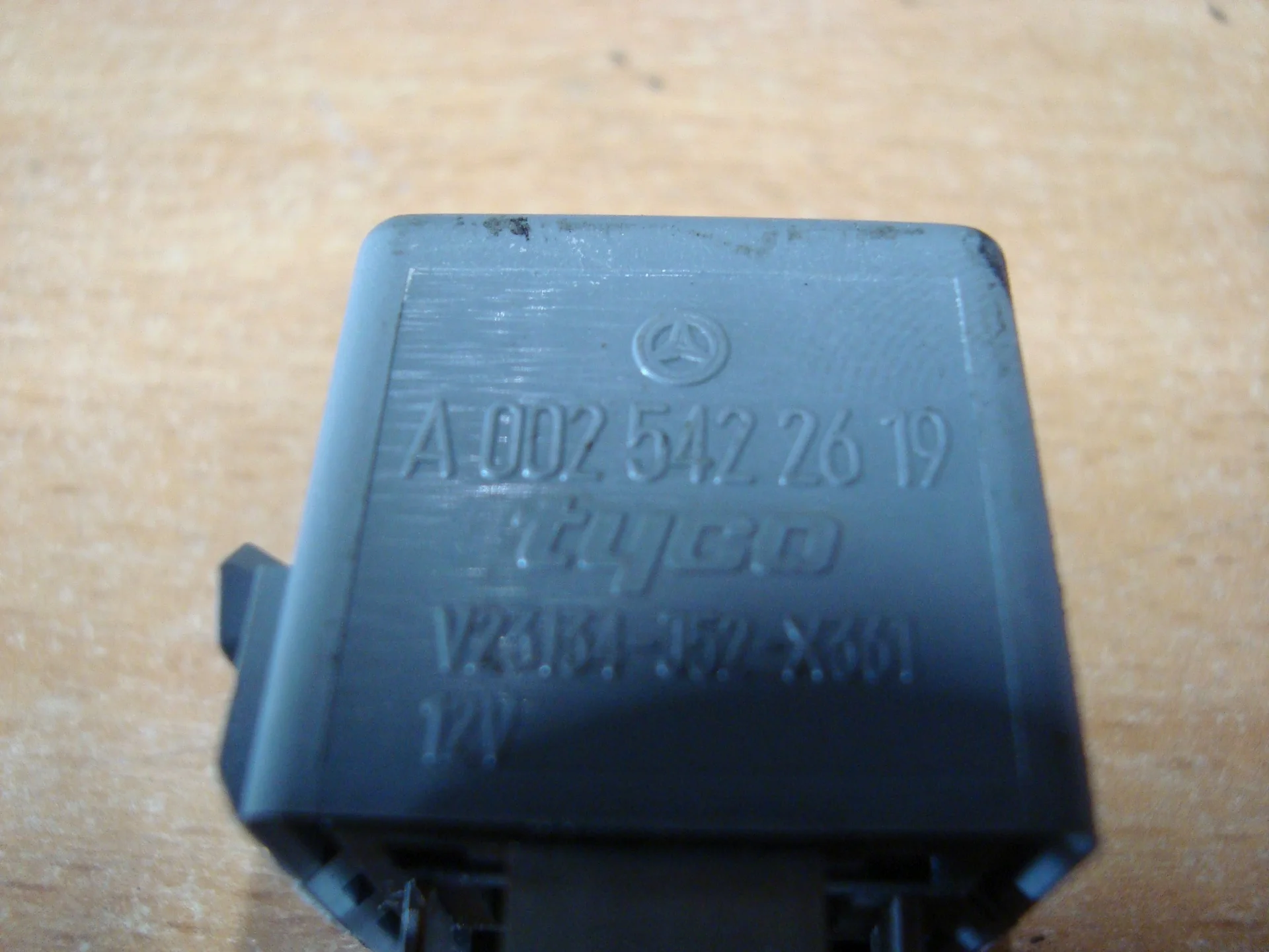 Реле Mercedes-Benz W251 272 A0025422619 - миниатюра 2