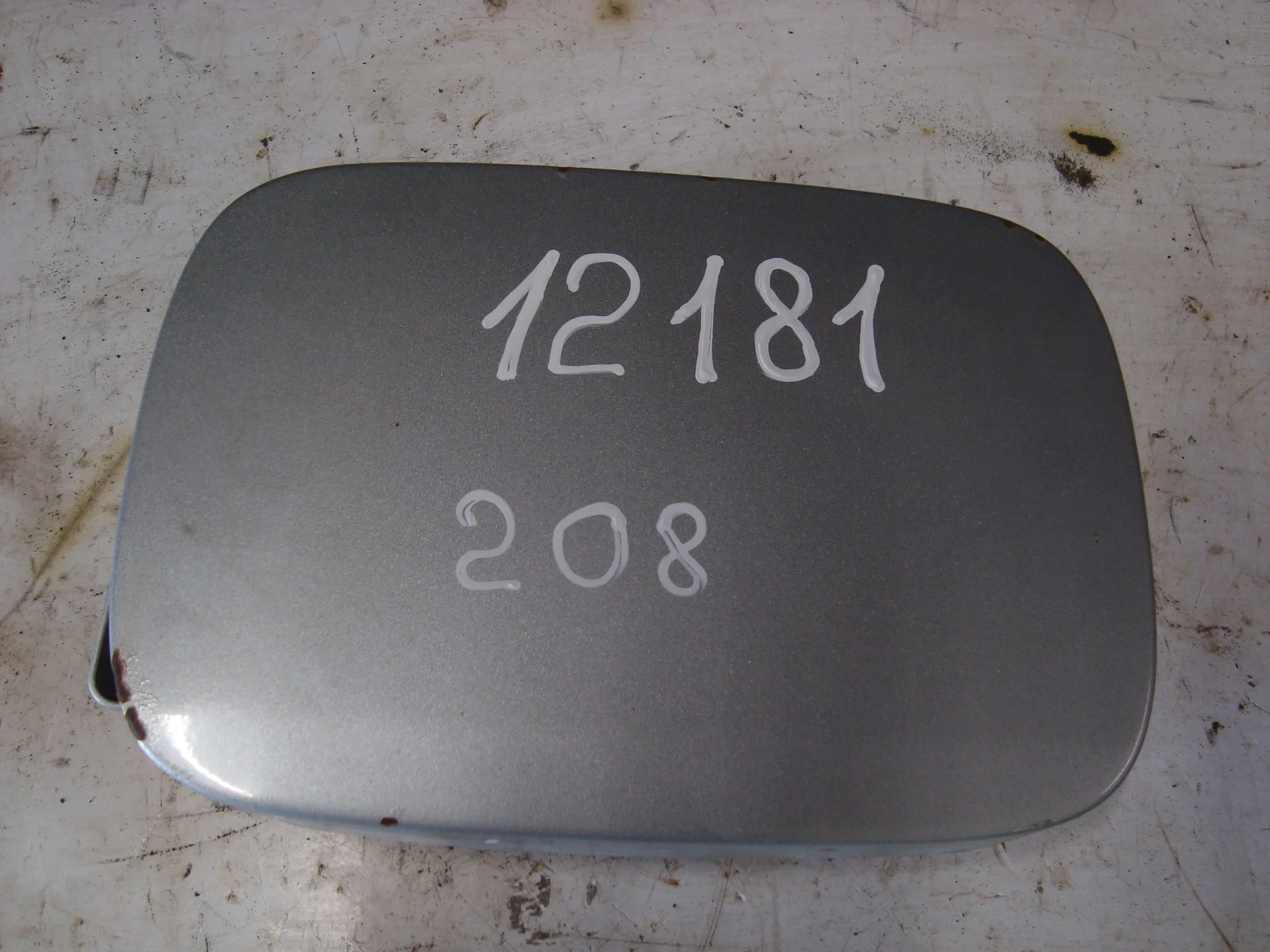 Лючок бензобака Mercedes-Benz C208 111 A2087500206 - изображение 1