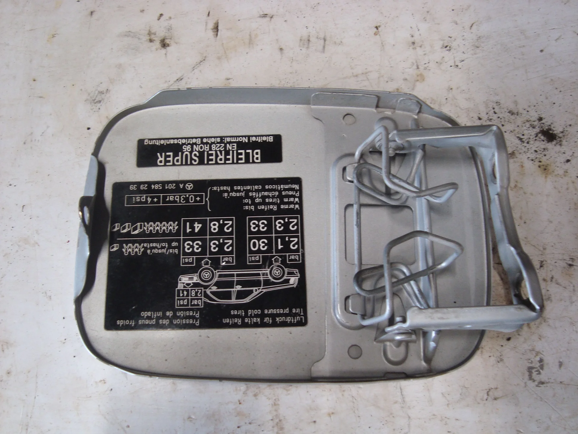 Лючок бензобака Mercedes-Benz C208 111 A2087500206 - миниатюра 2