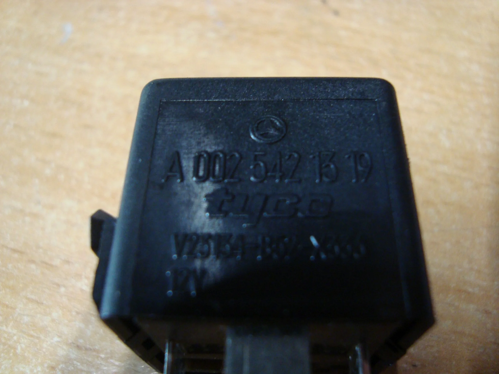 Реле Mercedes-Benz W251 272 A0025421319 - миниатюра 2
