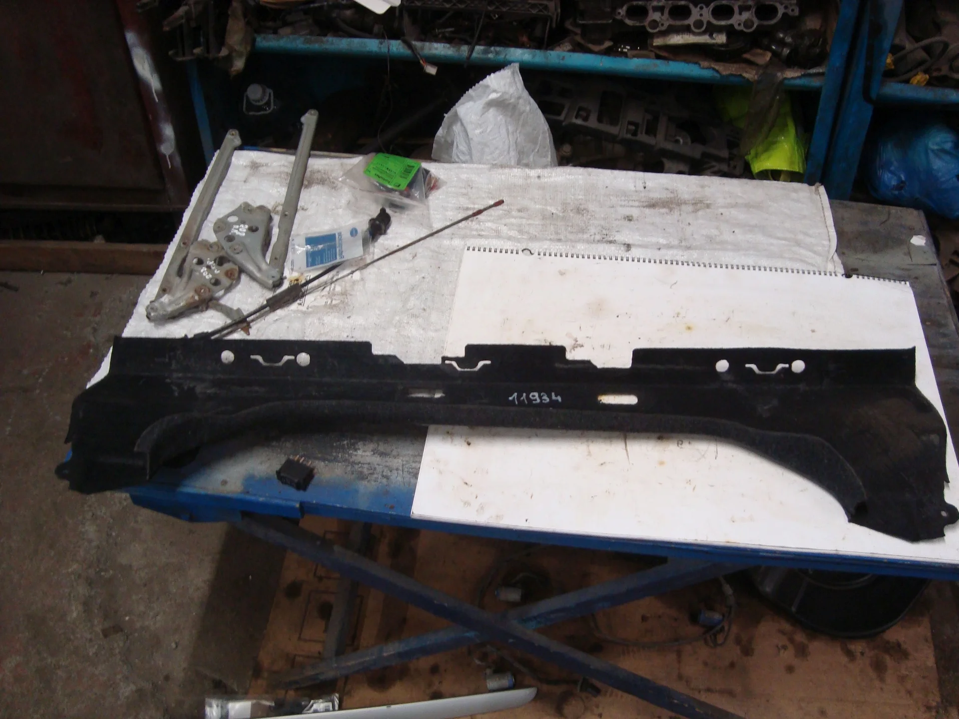 Накладка передней стенки задней полки Mercedes-Benz C208 111 A2086840077 - миниатюра 2