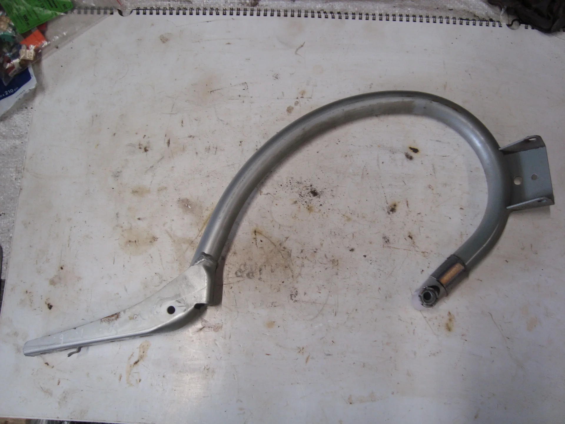 Петля багажника левая Mercedes-Benz C208 111 A2087500128 - миниатюра 2