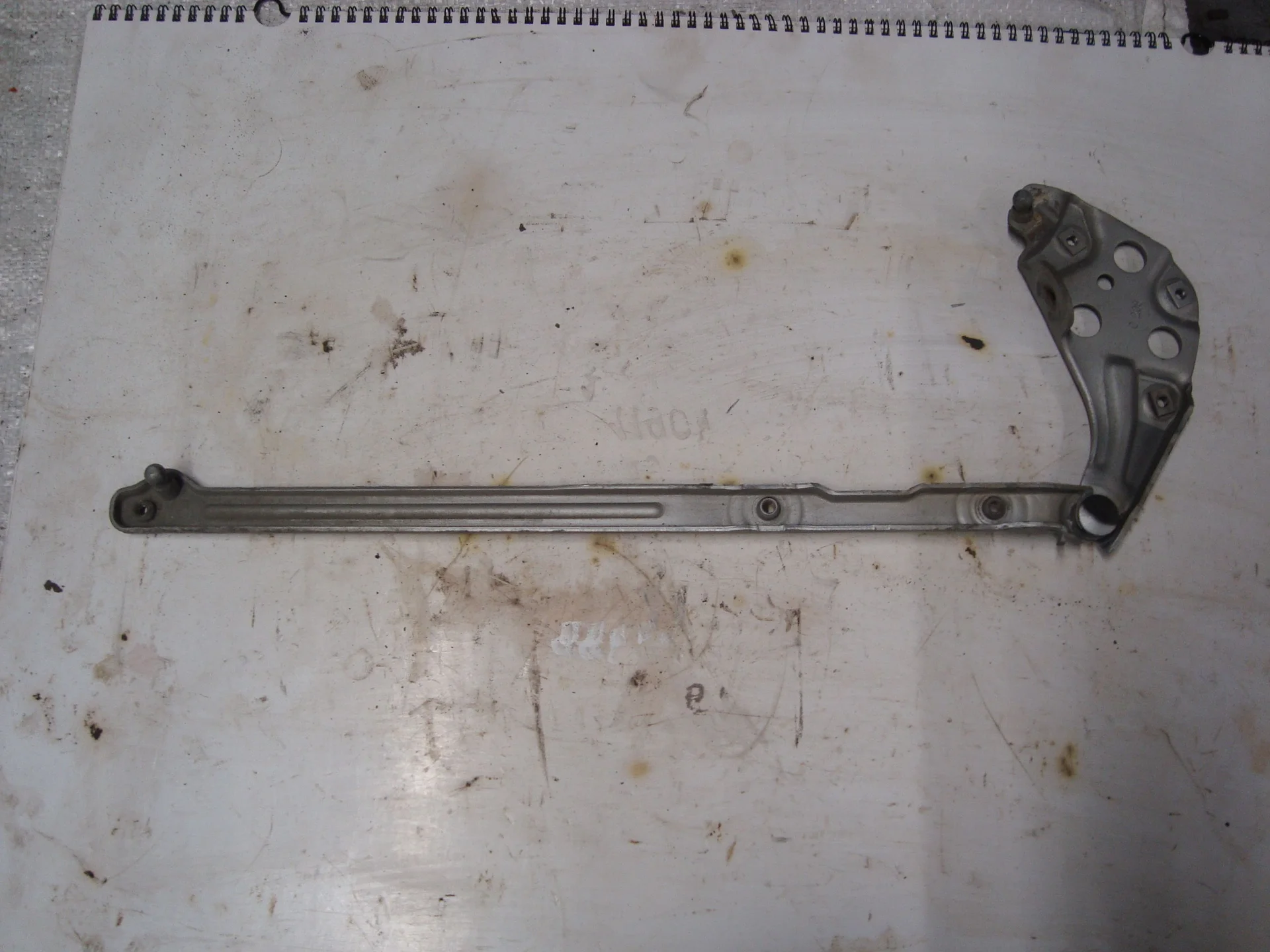 Петля капота левая Mercedes-Benz C208 111 A2088800128 - миниатюра 2