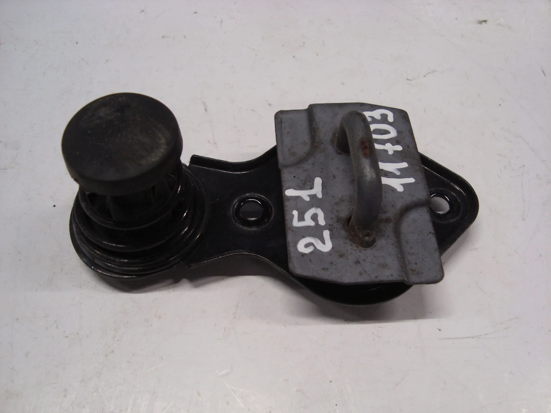 Петля замка капота Mercedes-Benz W251 272 A2038800460 - изображение 1