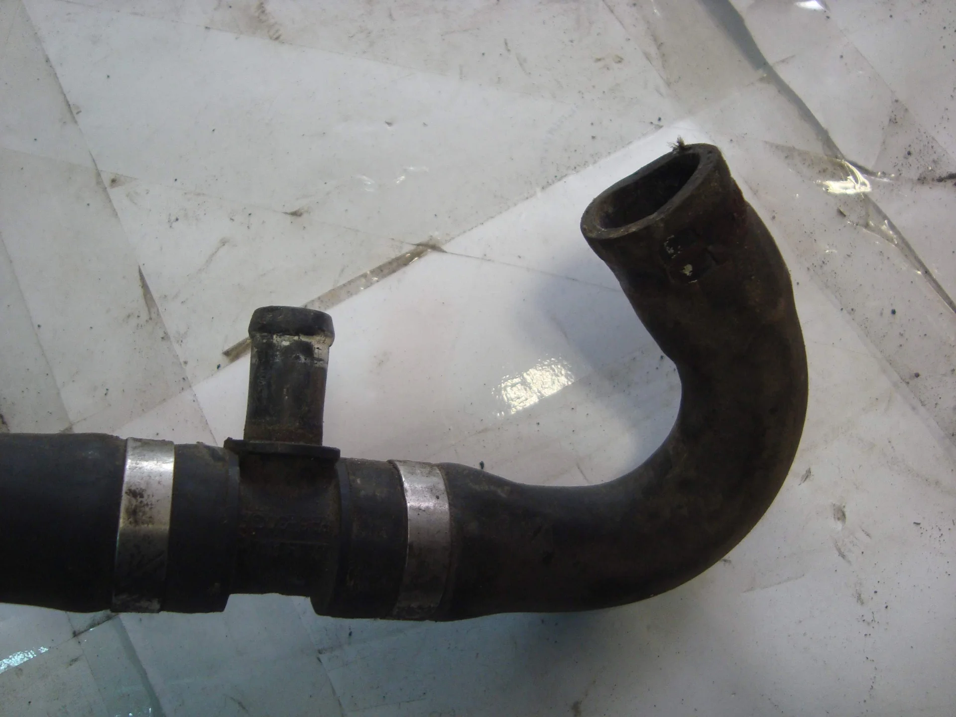 Патрубок системы охлаждения Mercedes-Benz W639 A6398329123 - миниатюра 2