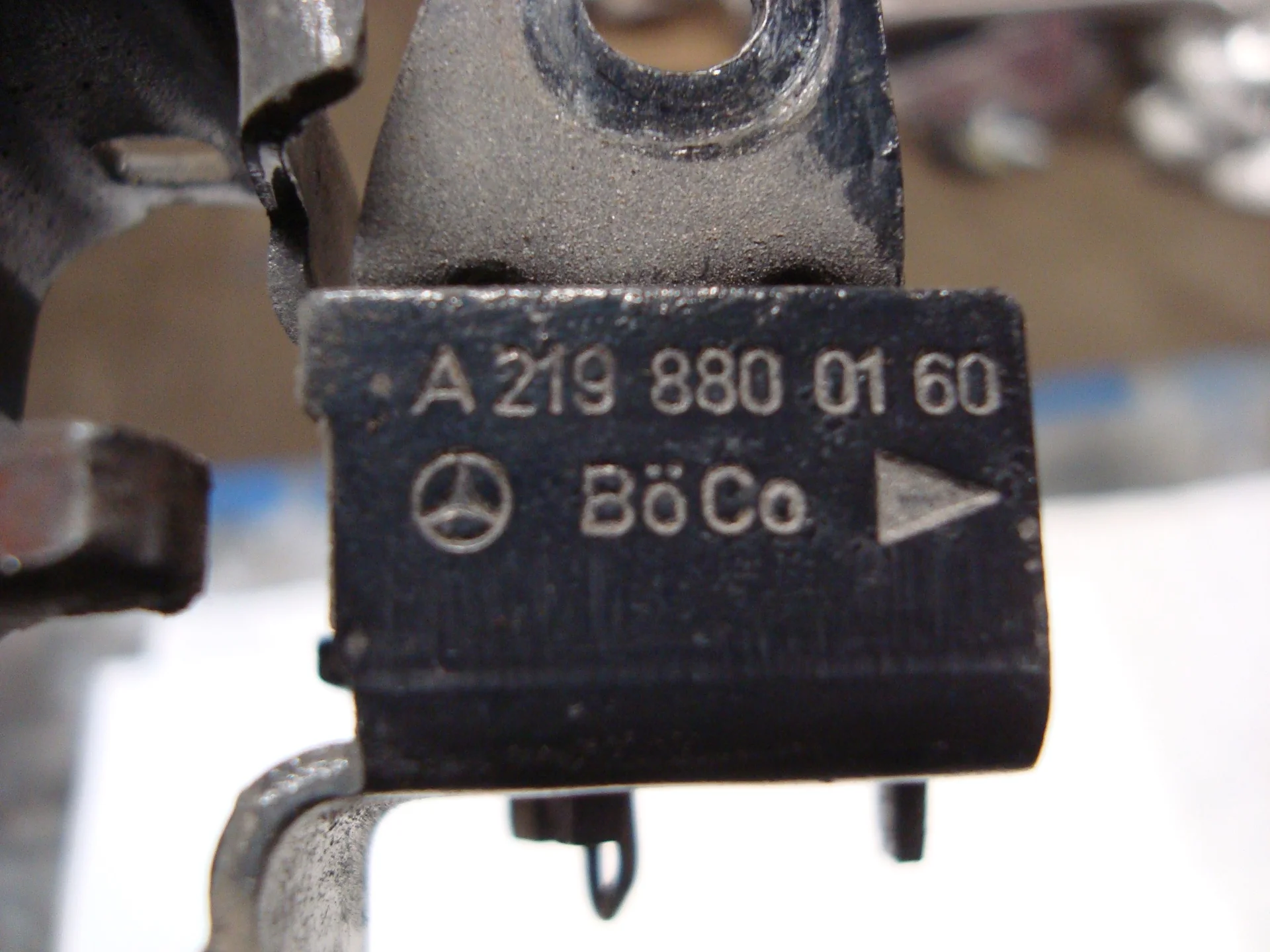 Замок капота Mercedes-Benz W251 272 A2198800160 - миниатюра 4