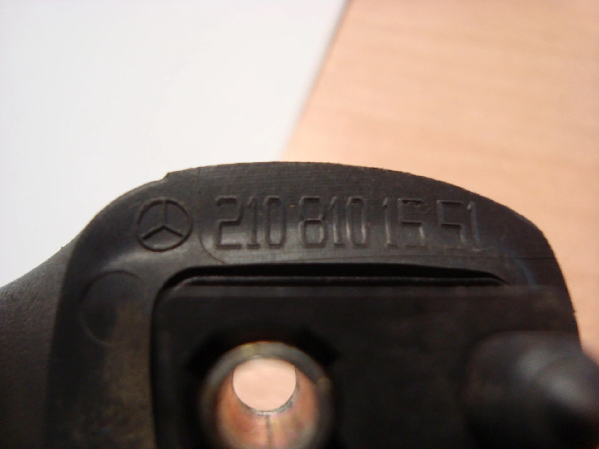 Поручень потолочный задний Mercedes-Benz W210 119 A2108101551 - миниатюра 3