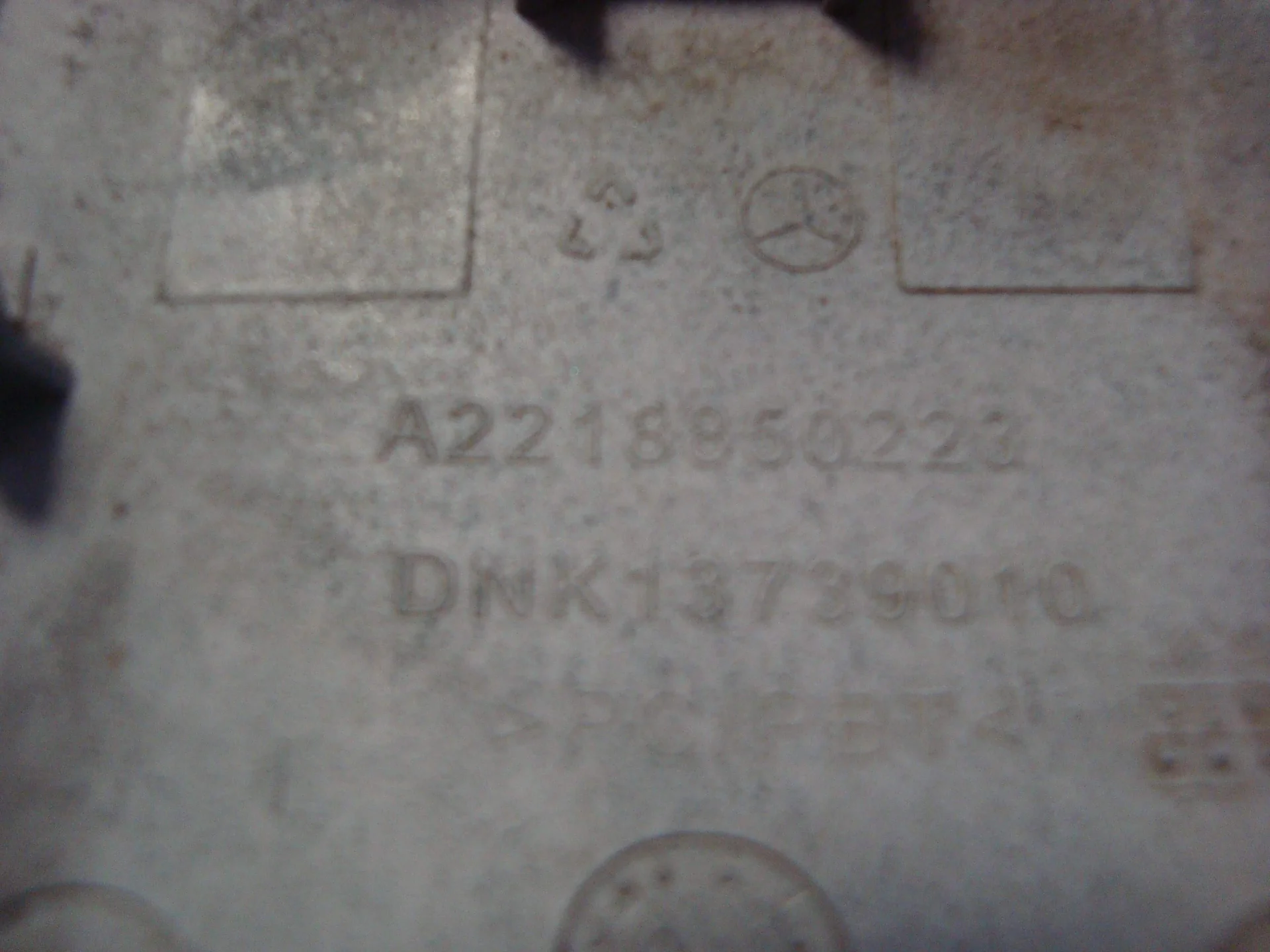 Крышка буксировочной проушины передняя Mercedes-Benz W221 A2218850223 - миниатюра 3