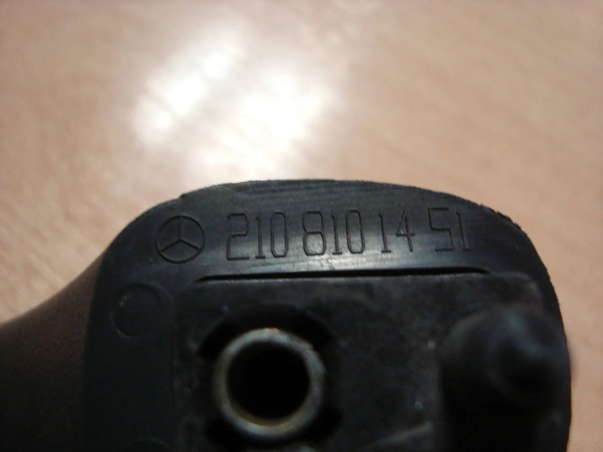 Поручень потолочный передний Mercedes-Benz W210 119 A2108101451 - миниатюра 3