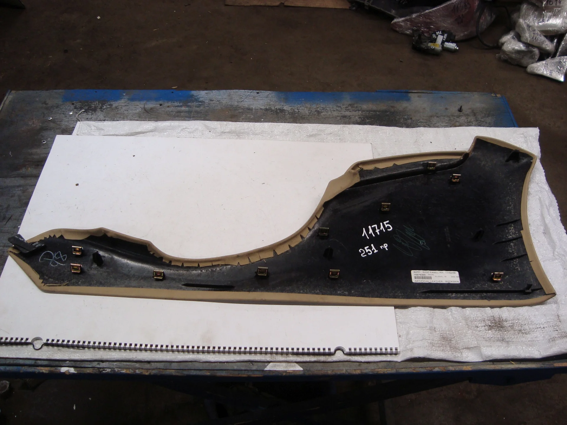 Обшивка центрального тоннеля правая Mercedes-Benz W251 272 A2516800407 - миниатюра 3