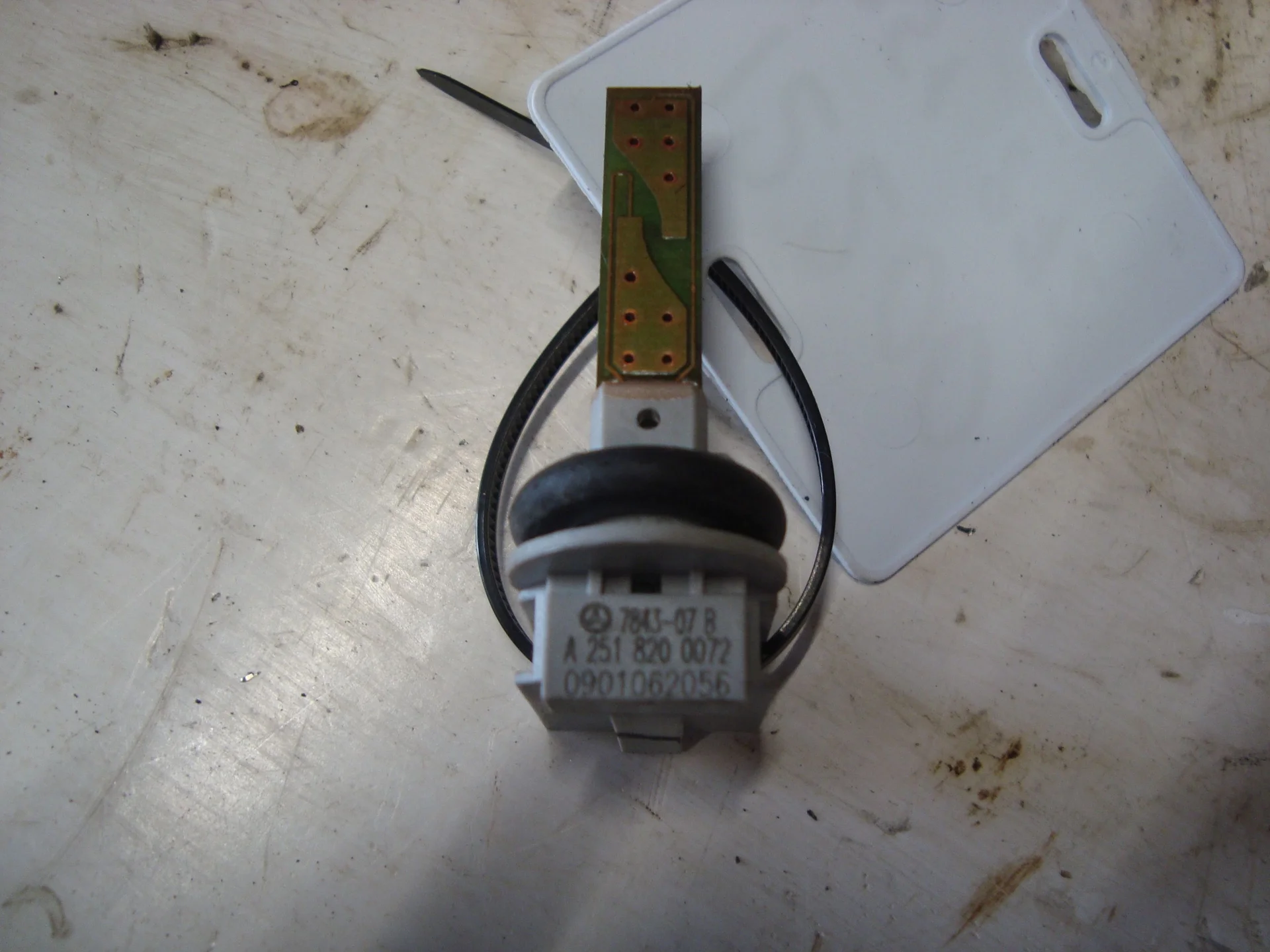 Датчик температуры в корпусе печки Mercedes-Benz W251 272 A2518300072 - миниатюра 2