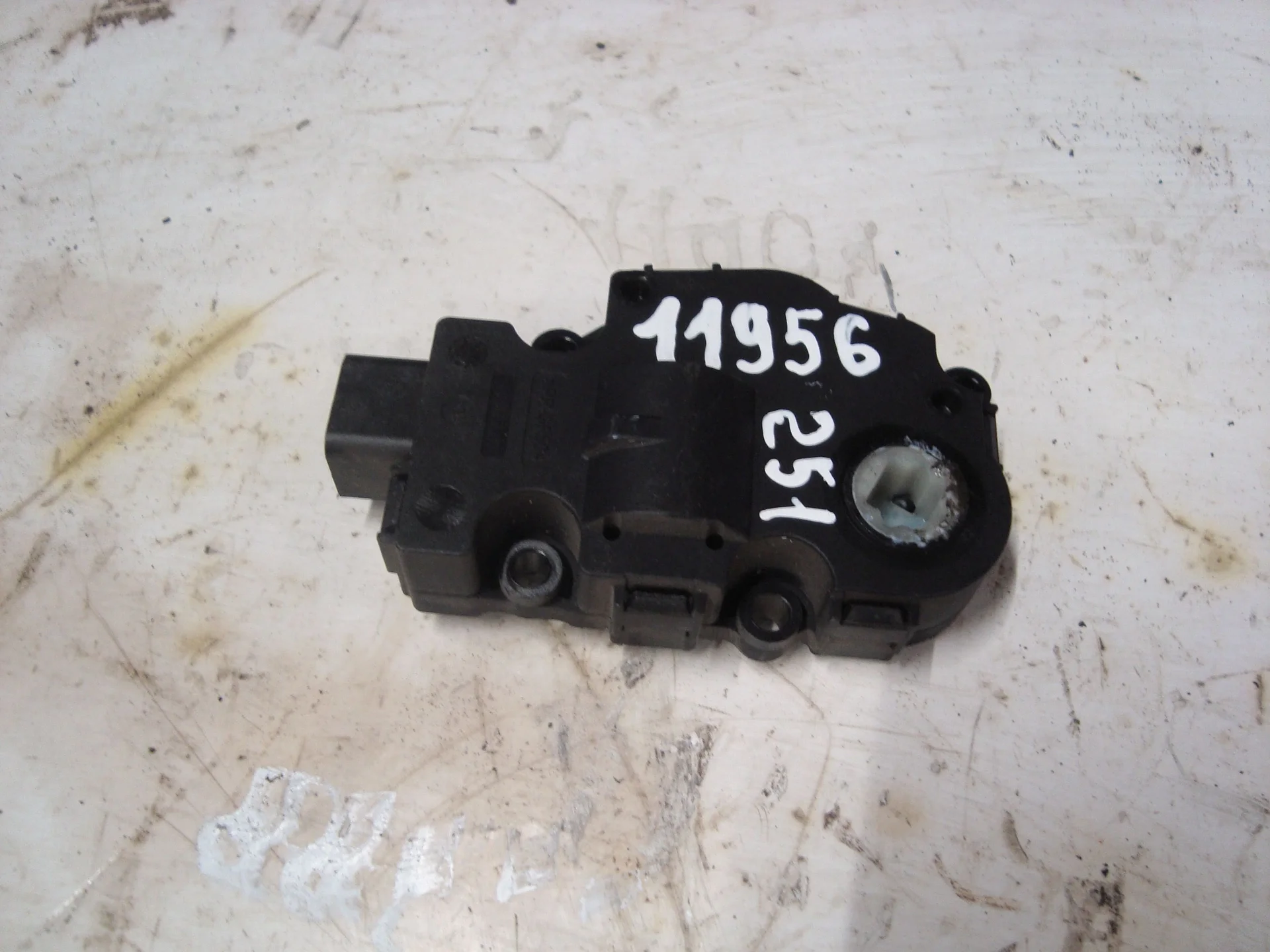 Моторчик заслонки печки Mercedes-Benz W251 272 A1669060008 - изображение 1