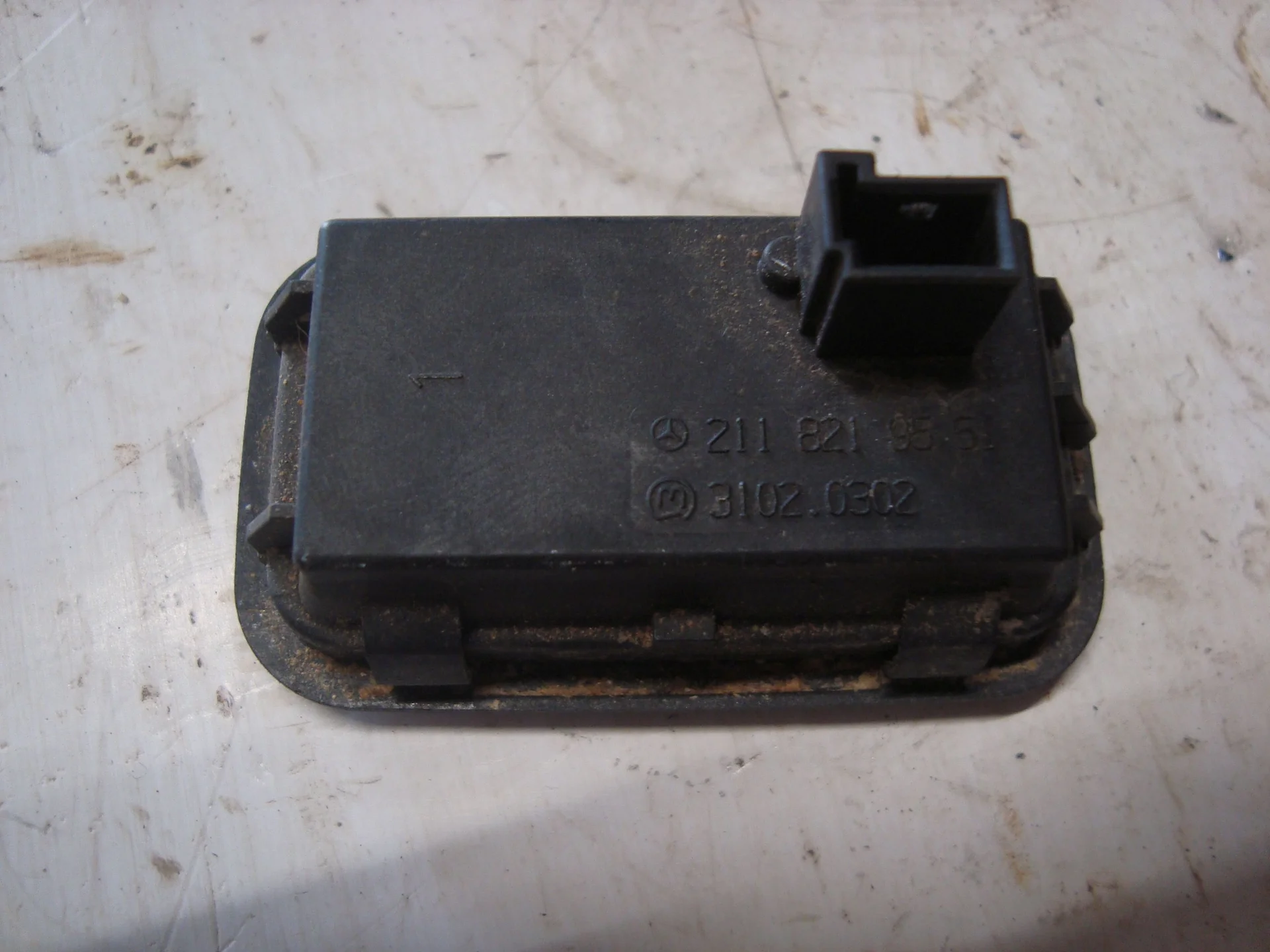 Кнопка закрытия багажника Mercedes-Benz W251 272 A2118219551 - миниатюра 2
